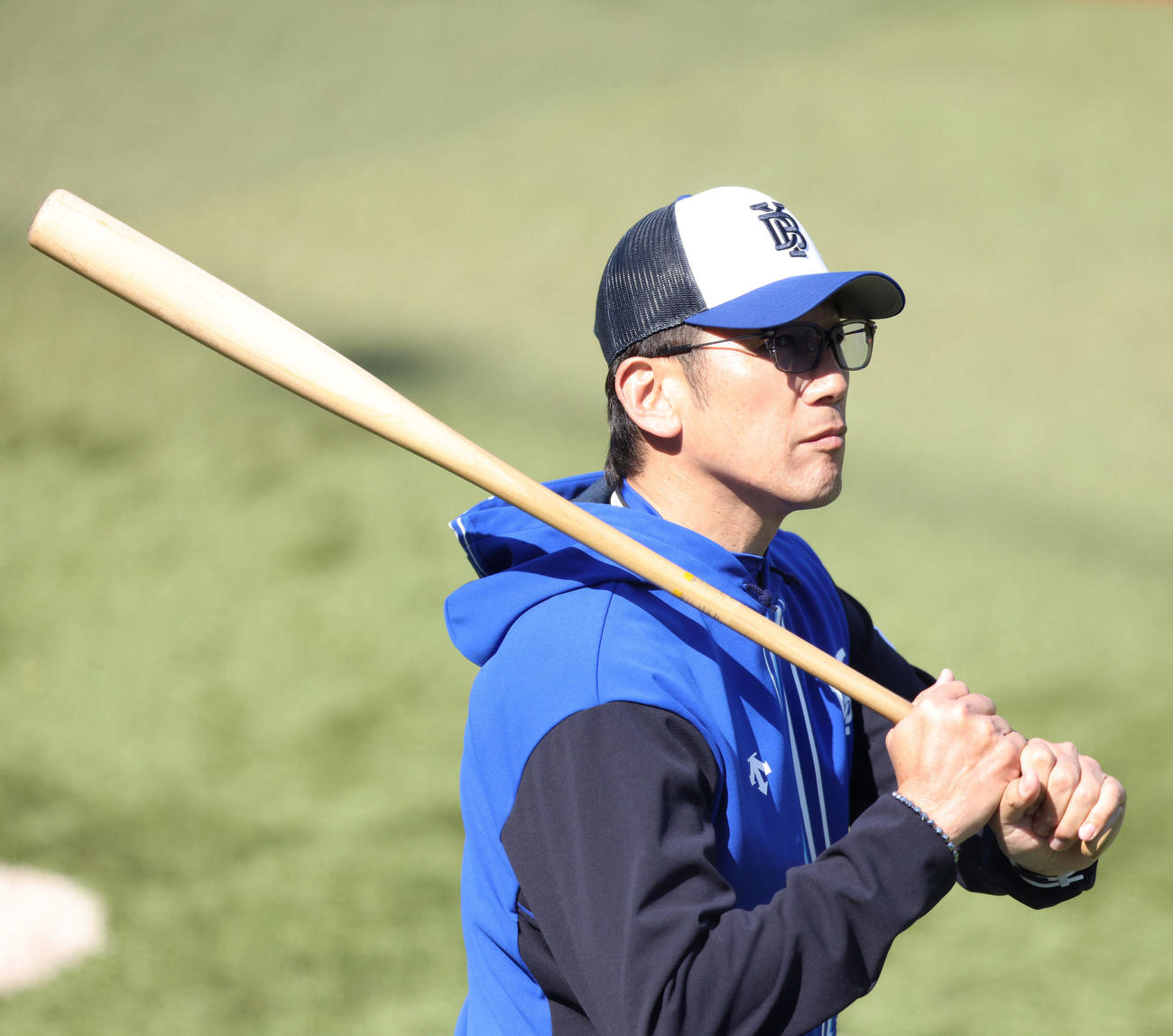 DeNA対阪神　試合前、練習を見るDeNA三浦監督（撮影・河田真司）