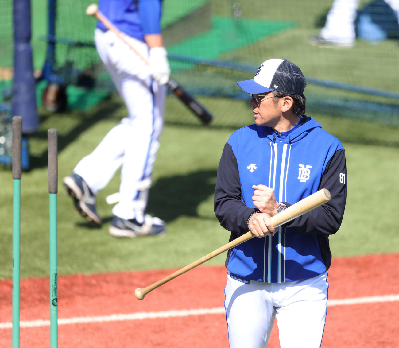 DeNA対阪神　試合前、練習を見るDeNA三浦監督（撮影・河田真司）