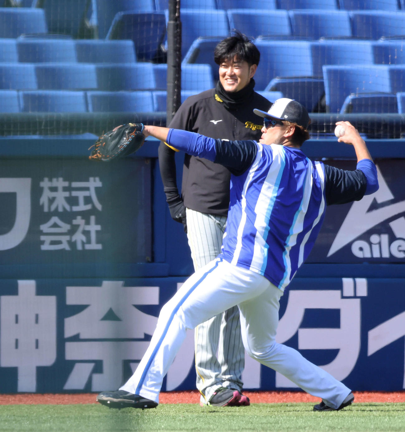 DeNA対阪神　試合前、言葉を交わす阪神岩貞祐太（奥）とDeNA戸柱（撮影・河田真司）