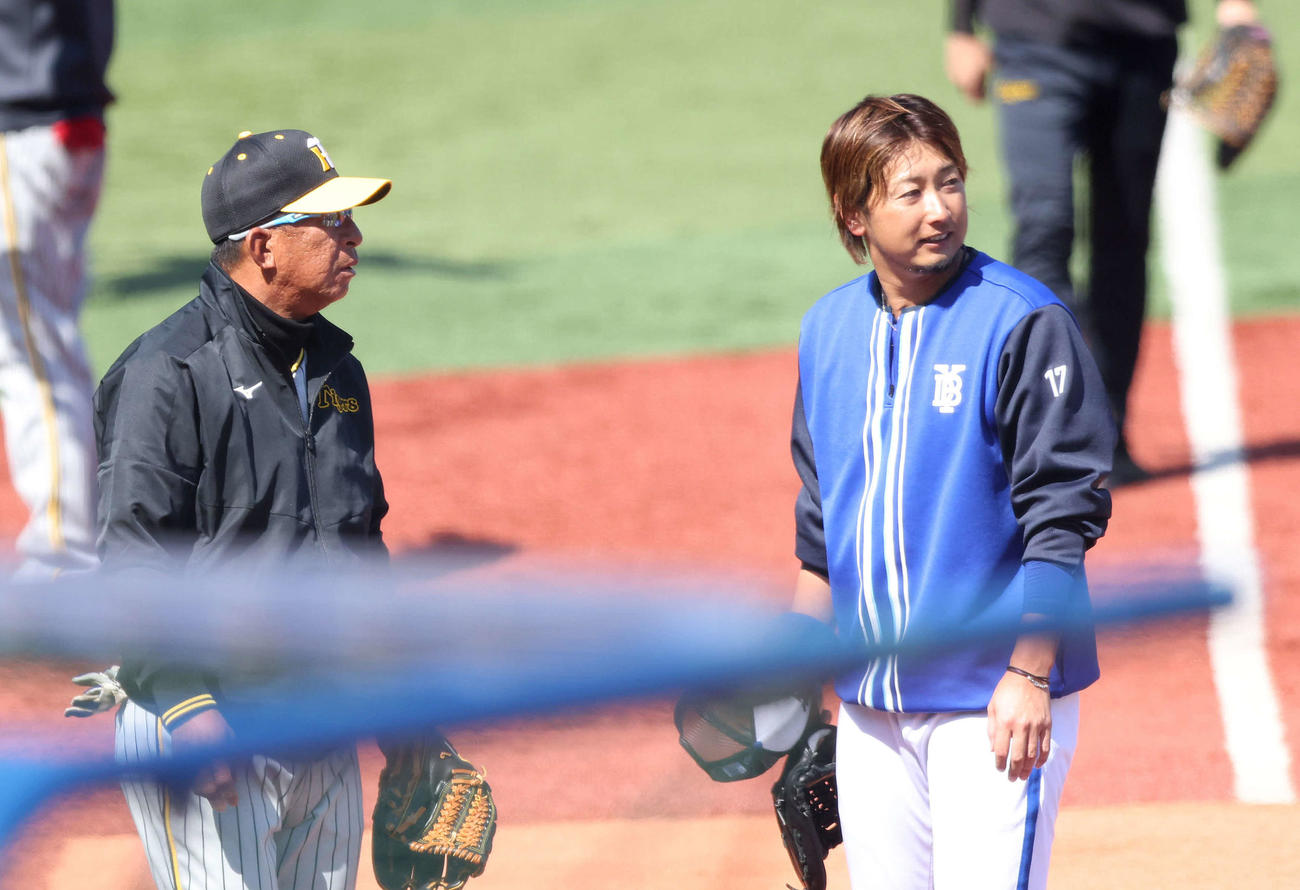 DeNA対阪神　試合前、言葉を交わす阪神馬場内野守備走塁コーチ（左）とDeNA三嶋（撮影・河田真司）