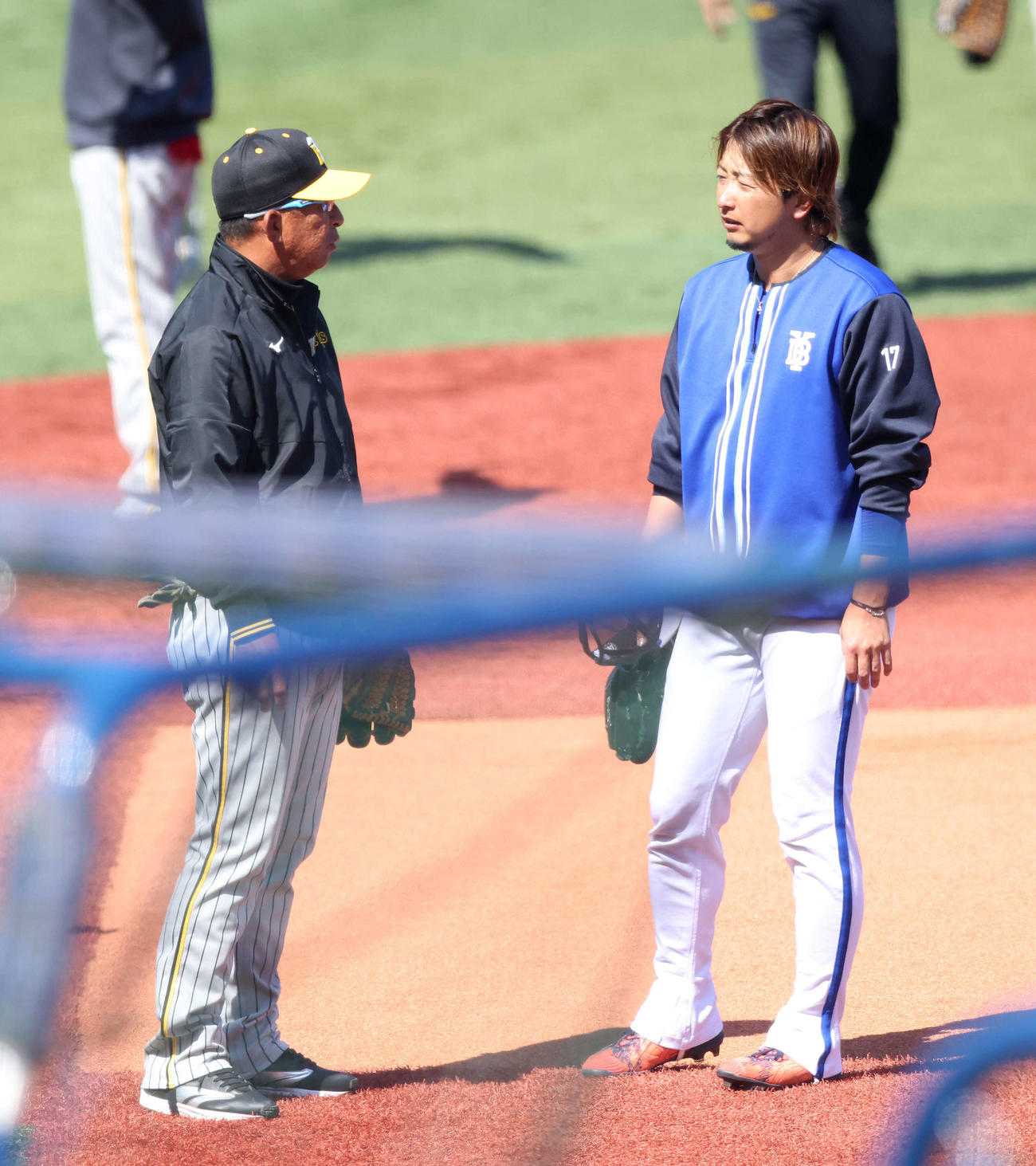 DeNA対阪神　試合前、言葉を交わす阪神馬場内野守備走塁コーチ（左）とDeNA三嶋（撮影・河田真司）