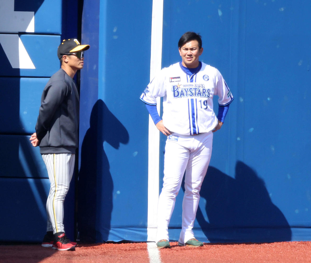 DeNA対阪神　試合前、言葉を交わす阪神坂本（左）とDeNA山崎（撮影・河田真司）