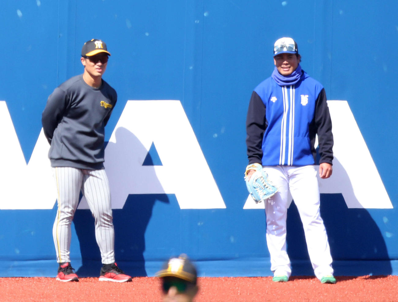 DeNA対阪神　試合前、言葉を交わす阪神坂本（左）とDeNA浜口（撮影・河田真司）