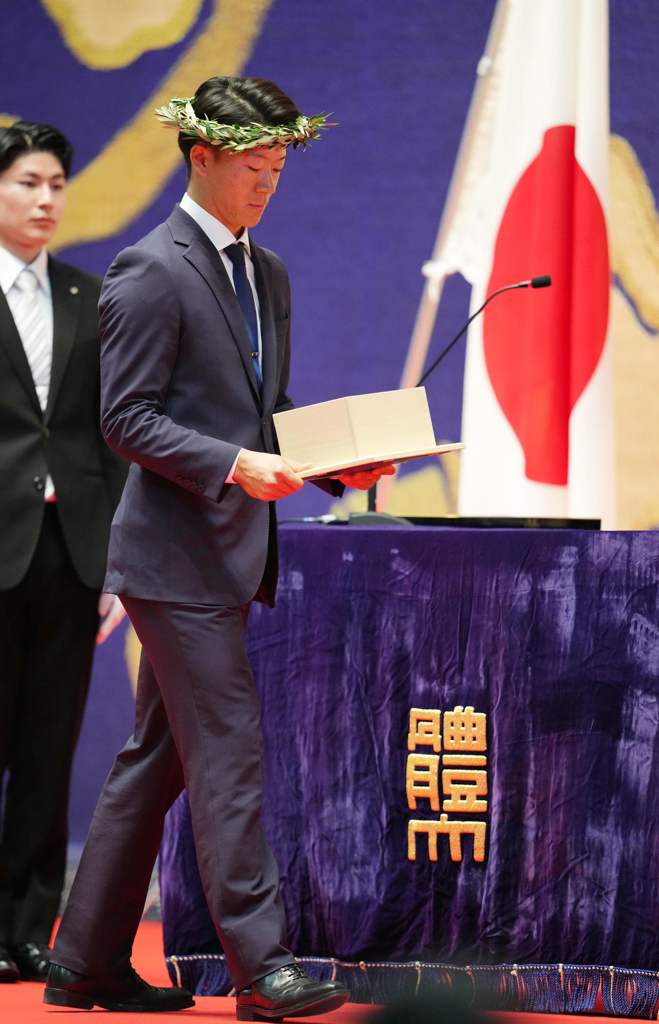 日体大卒業式で表彰される矢沢（撮影・横山健太）