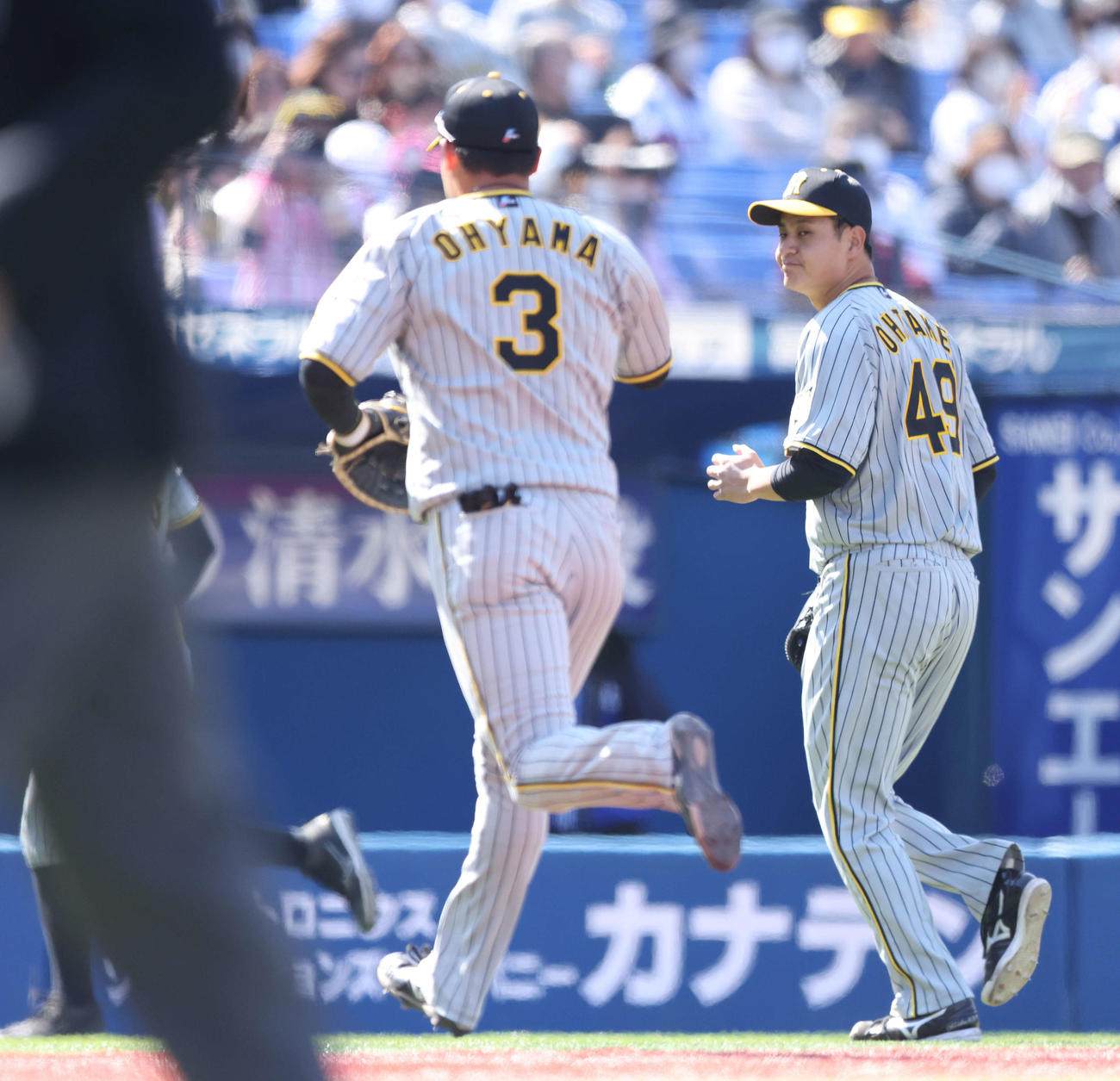 DeNA対阪神　1回裏を抑え、ベンチに戻る大竹耕太郎（右）（撮影・河田真司）