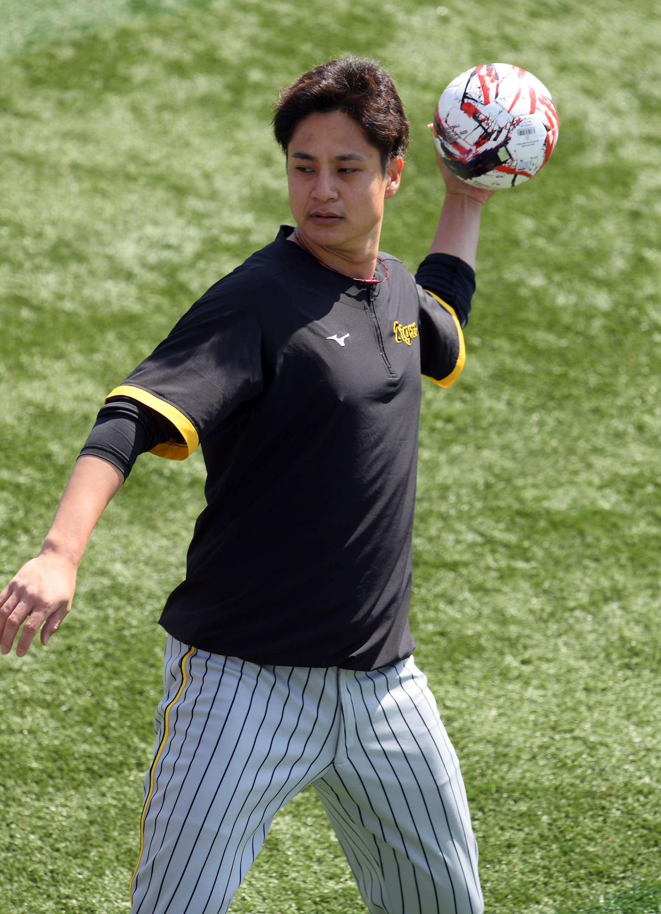 DeNA対阪神　サッカーボールを投げ込む阪神大竹（撮影・たえ見朱実）