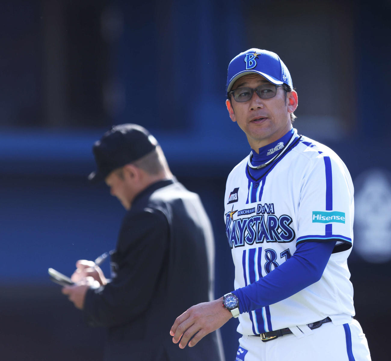 DeNA対阪神　5回裏を終え、選手交代を告げる三浦監督（撮影・河田真司）
