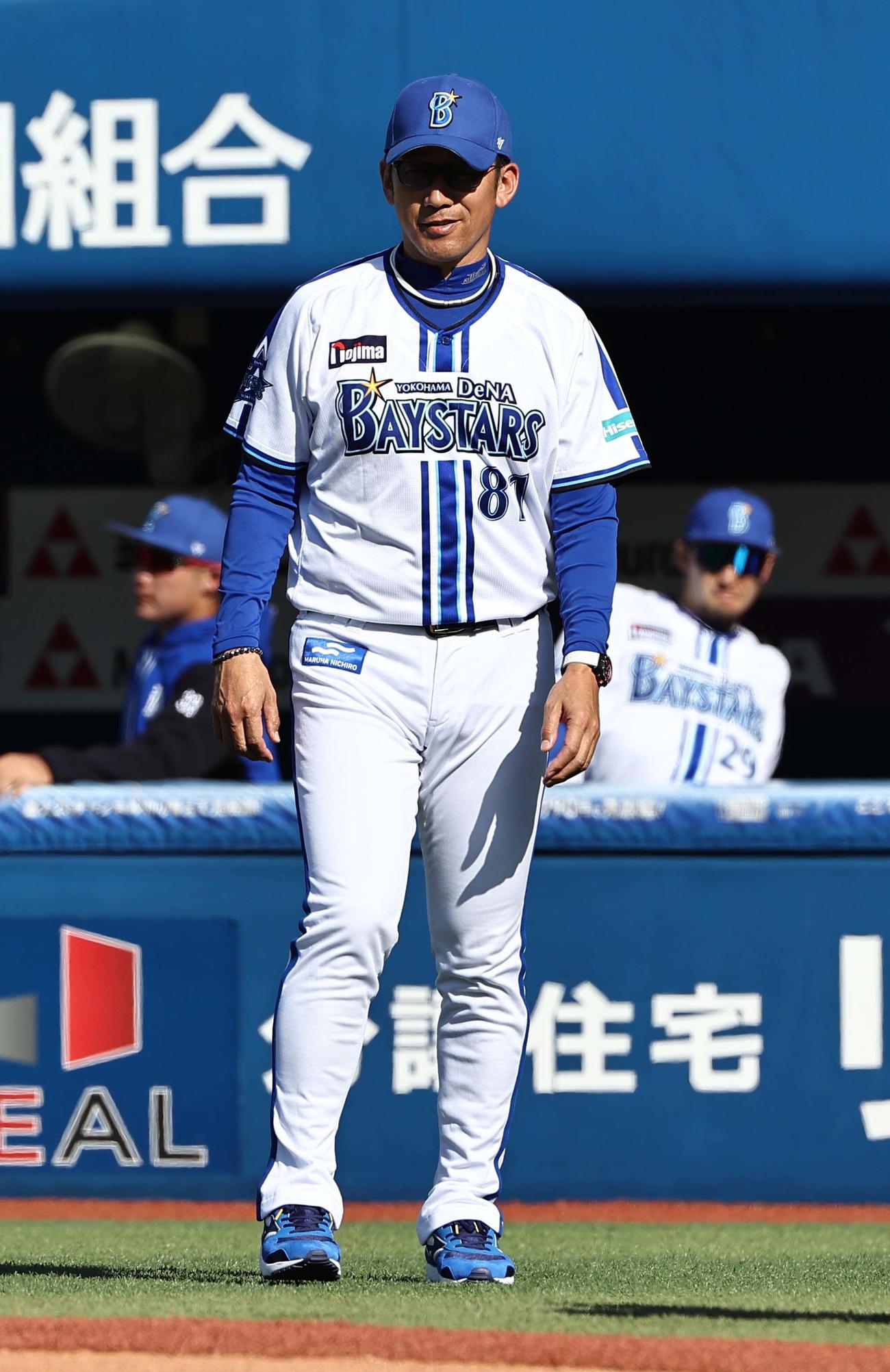 DeNA対阪神　選手交代を告げる三浦監督（撮影・上田博志）