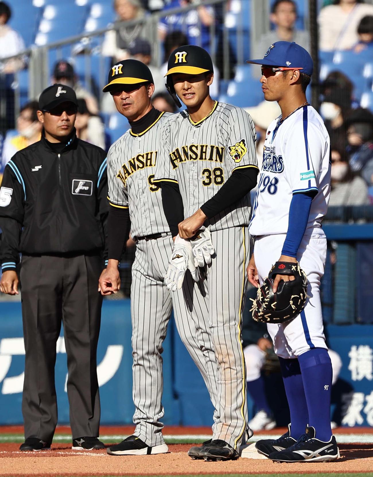DeNA対阪神　8回表阪神2死、右前打を放った小幡（右から2人目）は笑顔を見せる（撮影・上田博志）