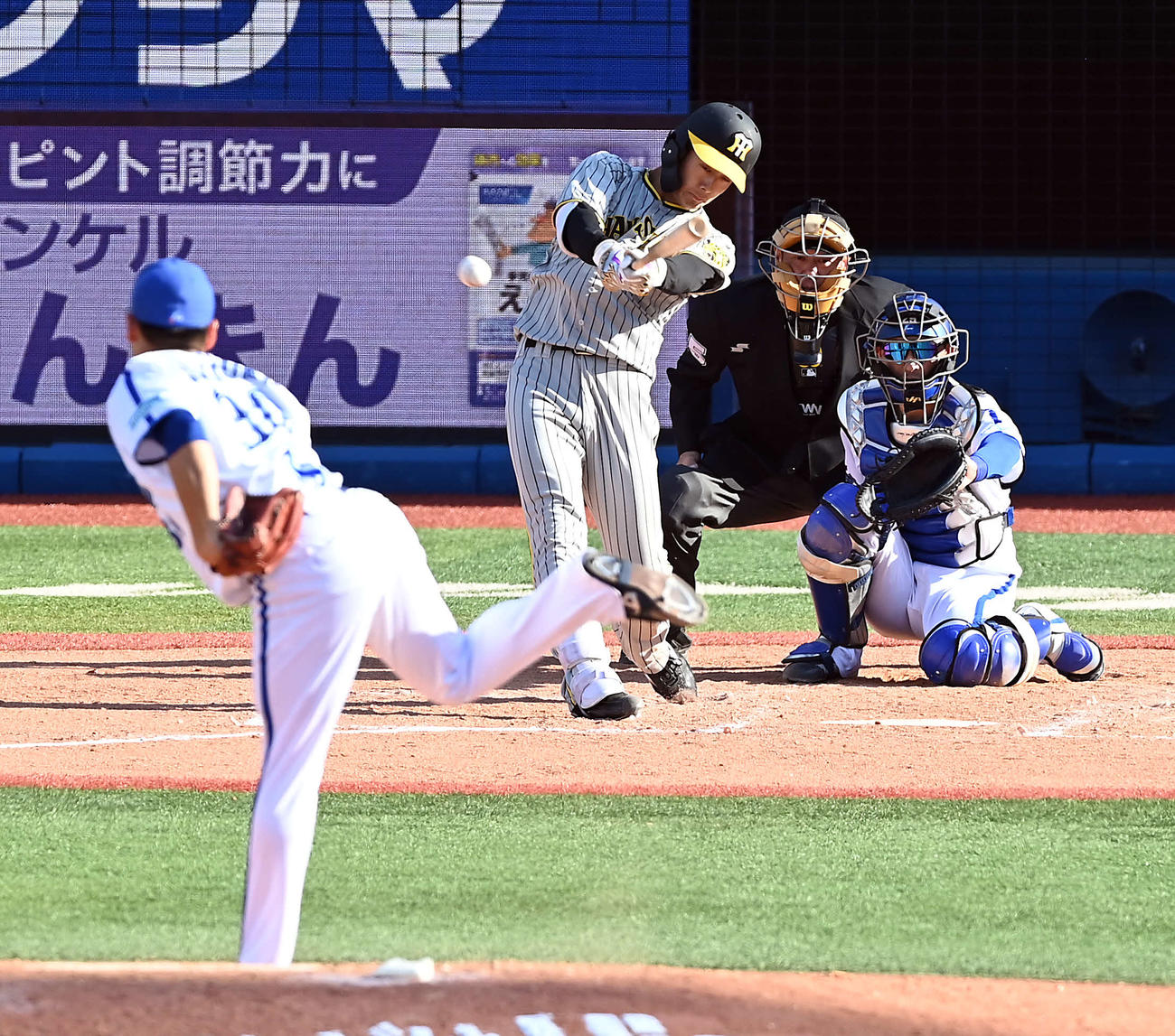 DeNA対阪神　8回表阪神2死、右前に安打を放つ小幡。投手三浦（撮影・たえ見朱実）