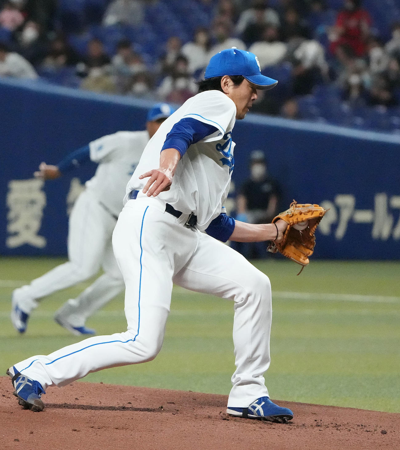 中日対広島　1回表広島無死、秋山の打球を捕球する涌井（撮影・森本幸一）