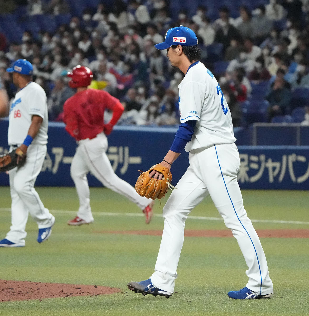 中日対広島　4回表広島無死一塁、マクブルームに左中間へ2点本塁打を打たれた涌井（右）（撮影・森本幸一）