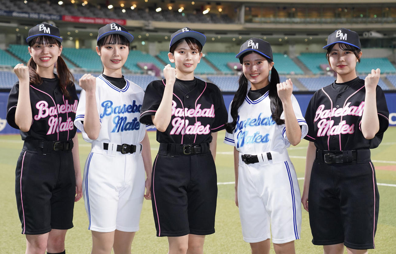中日対広島　お披露目された2023年ベースボールメイツ（左から）RIE、HONOKA、AYAKA、MINA、HASUKI（撮影・森本幸一）