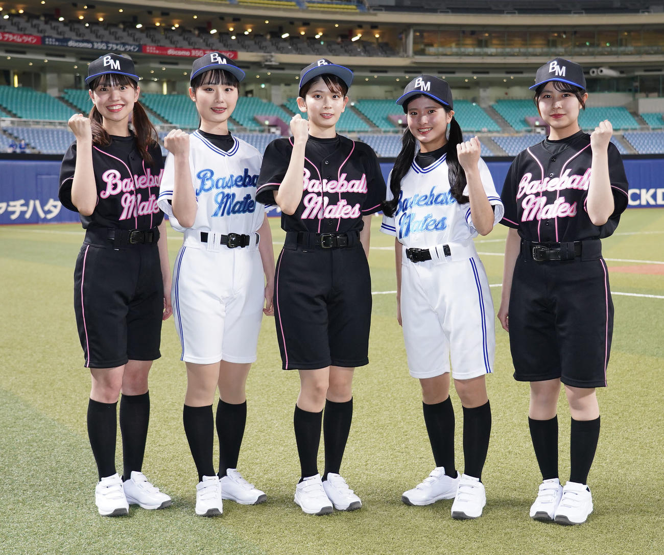 中日対広島　お披露目された2023年ベースボールメイツ（左から）RIE、HONOKA、AYAKA、MINA、HASUKI（撮影・森本幸一）