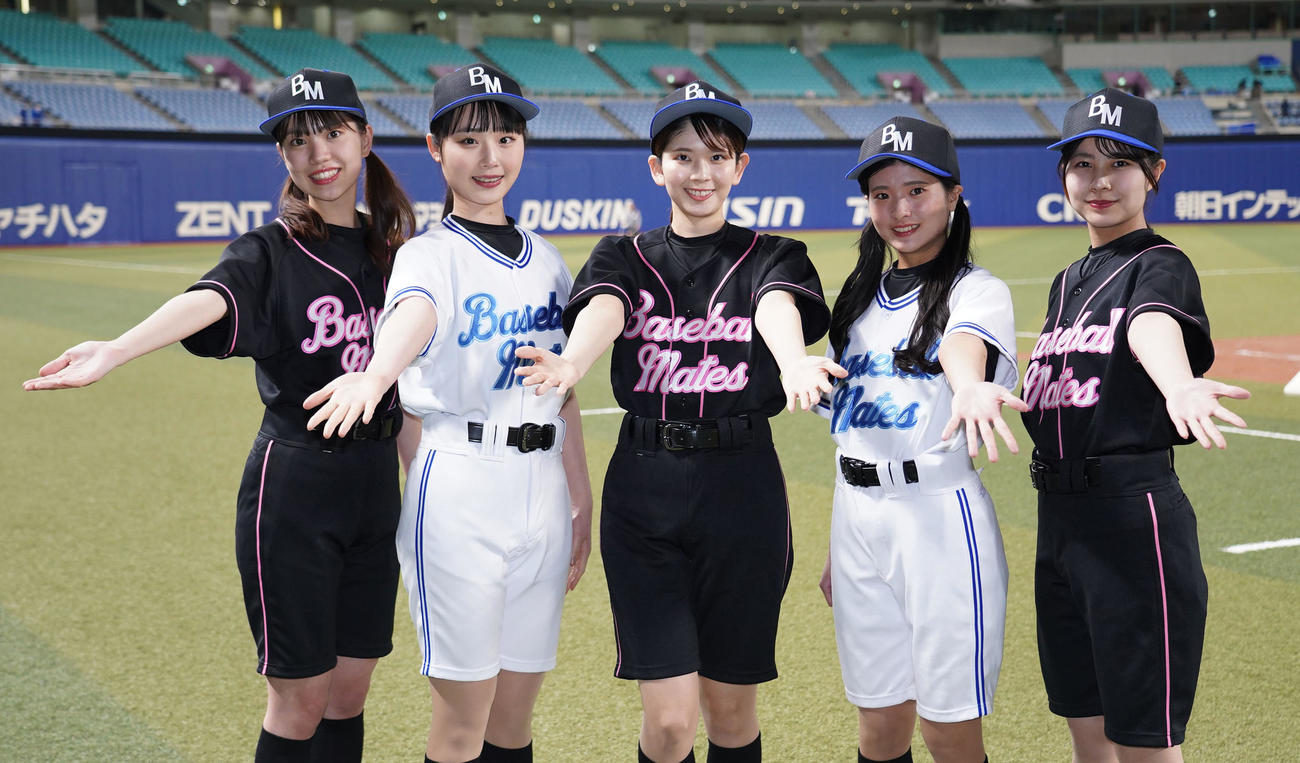 中日対広島　お披露目された2023年ベースボールメイツ（左から）RIE、HONOKA、AYAKA、MINA、HASUKI（撮影・森本幸一）