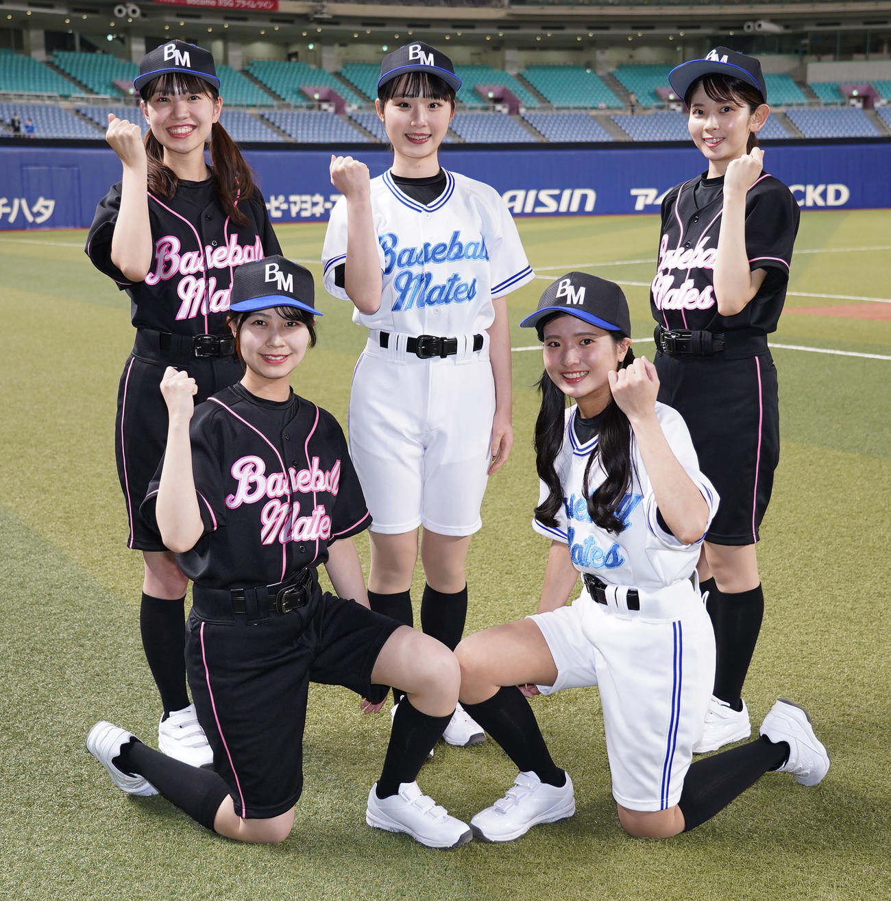 中日対広島　お披露目された2023年ベースボールメイツ（左から）RIE、HASUKI、HONOKA、MINA、AYAKA（撮影・森本幸一）