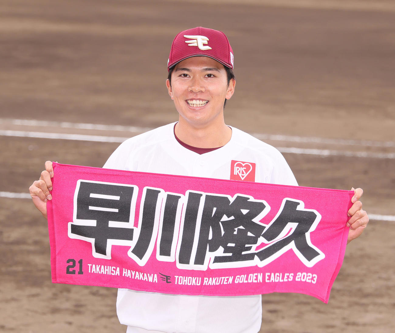 楽天対オリックス　5回1失点の楽天早川は自身のタオルを手に笑顔（撮影・足立雅史）