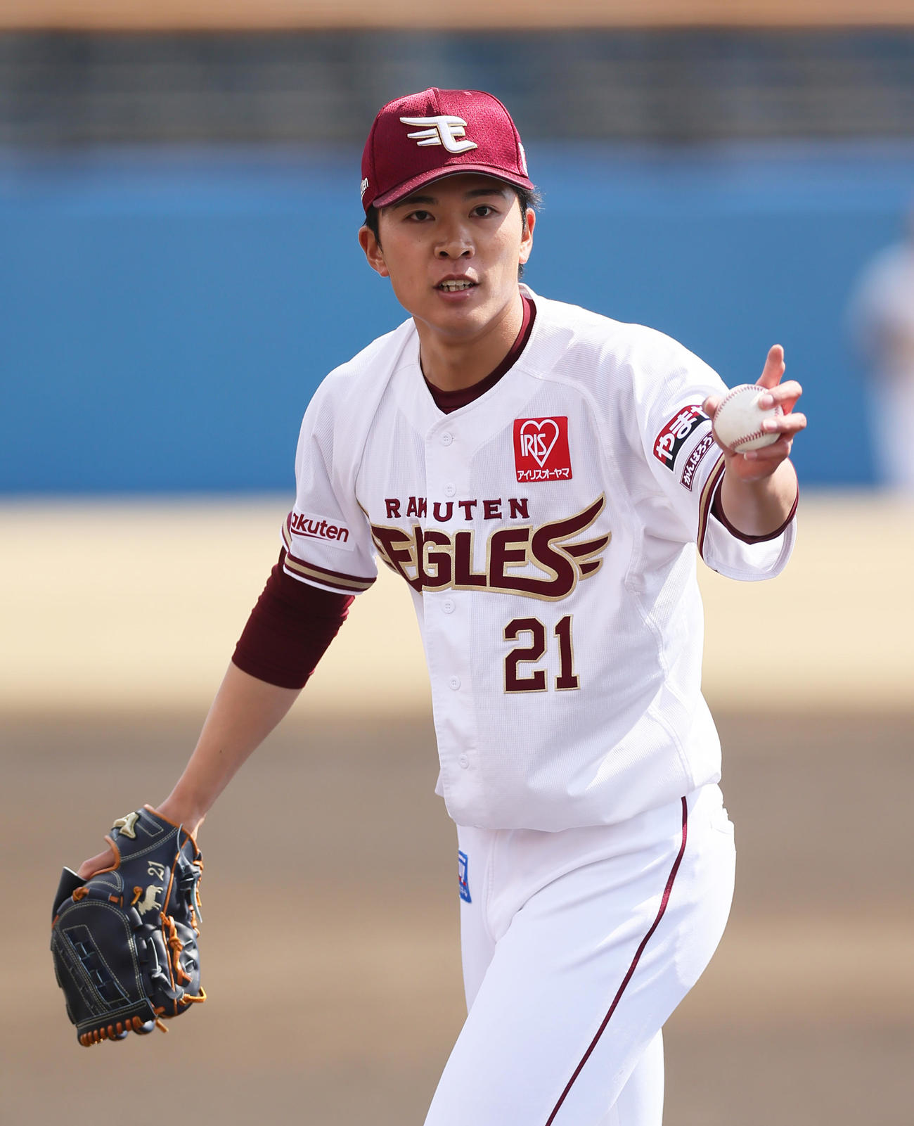 楽天対オリックス　1回表オリックス2死、茶野を一ゴロに仕留めた早川（撮影・足立雅史）