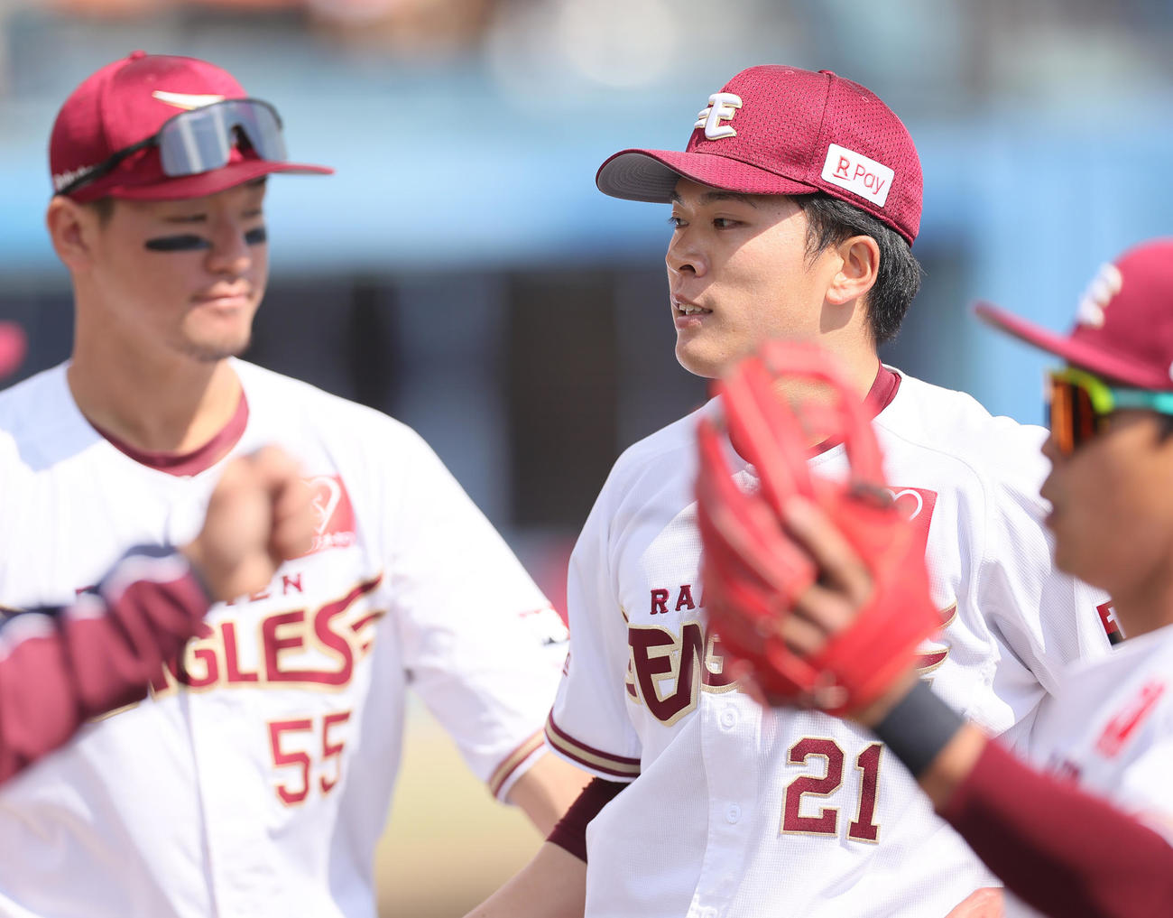 楽天対オリックス　初回を3者凡退で終え、タッチで迎えられる楽天先発の早川（中央）（撮影・足立雅史）