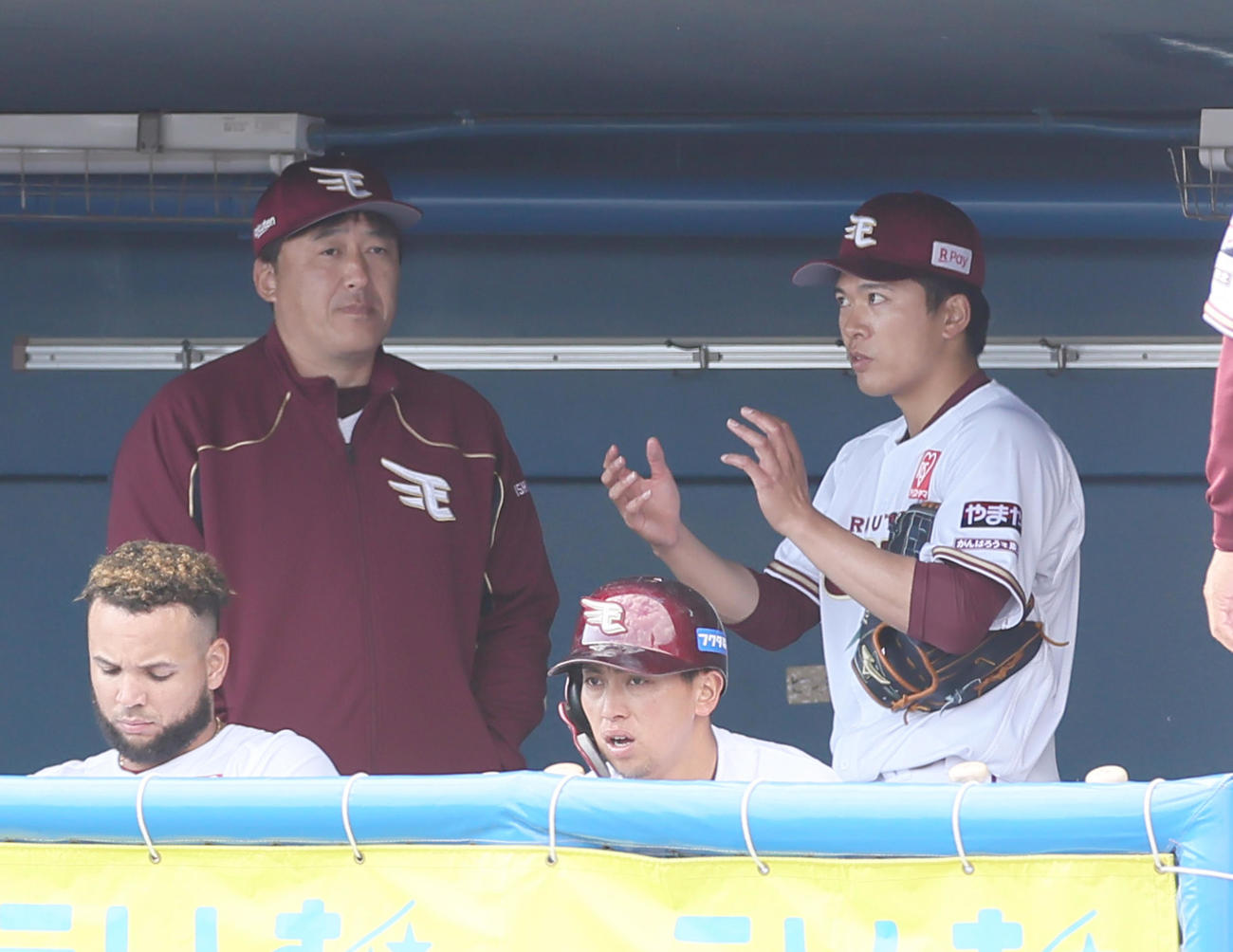 楽天対オリックス　5回を1失点で終え、ベンチに戻った楽天先発早川（右）は石井監督と会話を交わす（撮影・足立雅史）