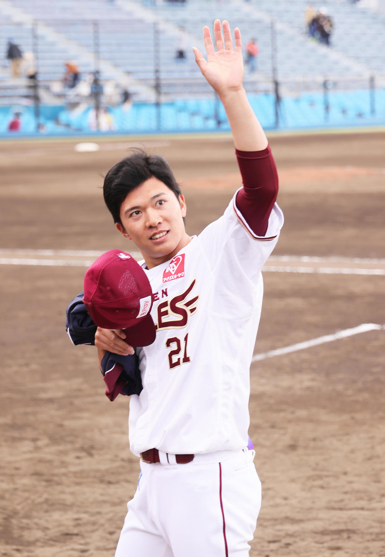 楽天対オリックス　声援に手を振って応える楽天早川（撮影・足立雅史）