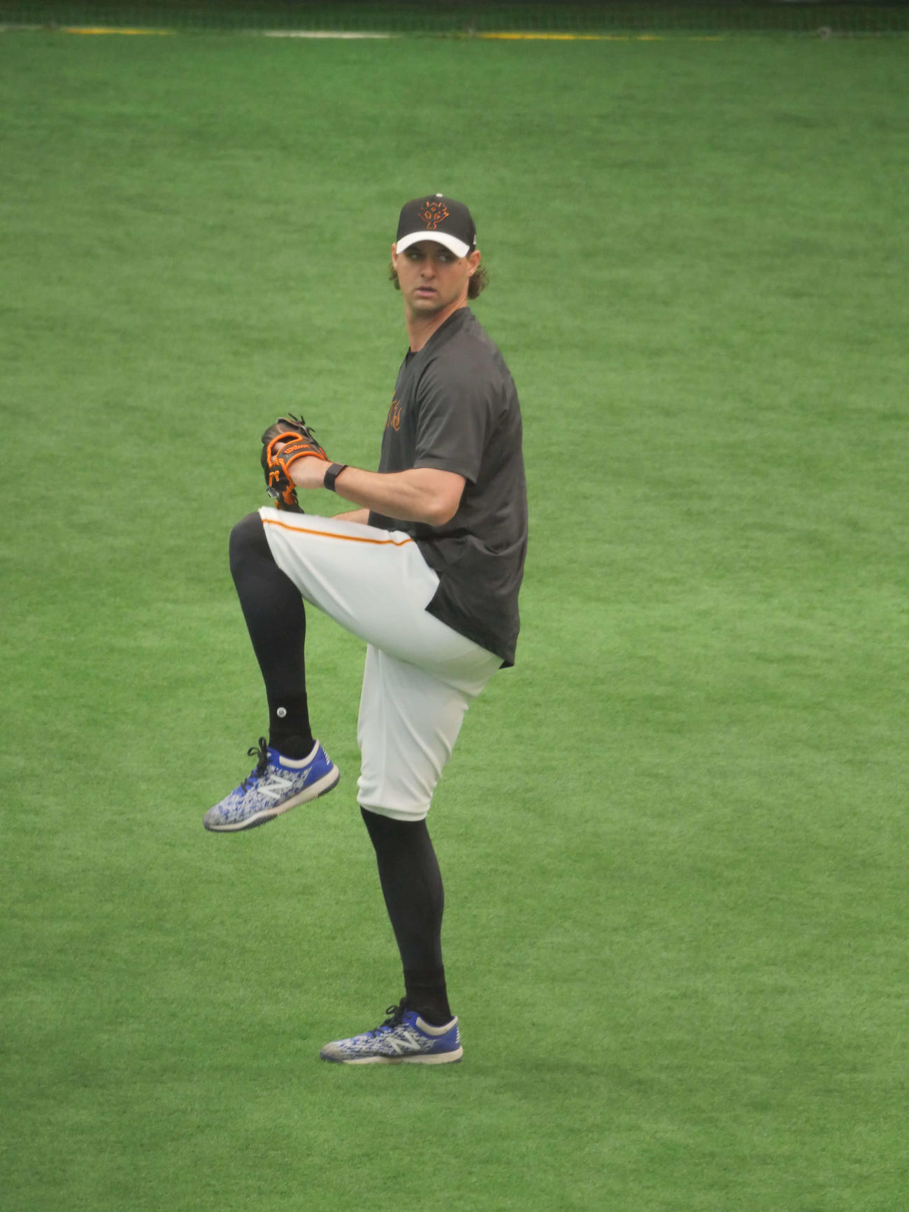 キャッチボールをする巨人ビーディ（撮影・上田悠太）