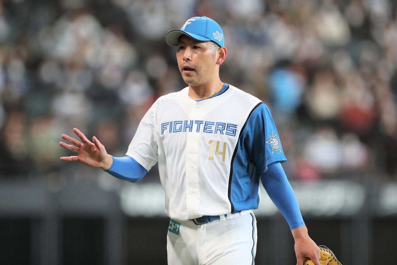 日本ハム対西武　1回表、打者を3人で抑えてベンチに引き揚げる加藤貴（撮影・黒川智章）