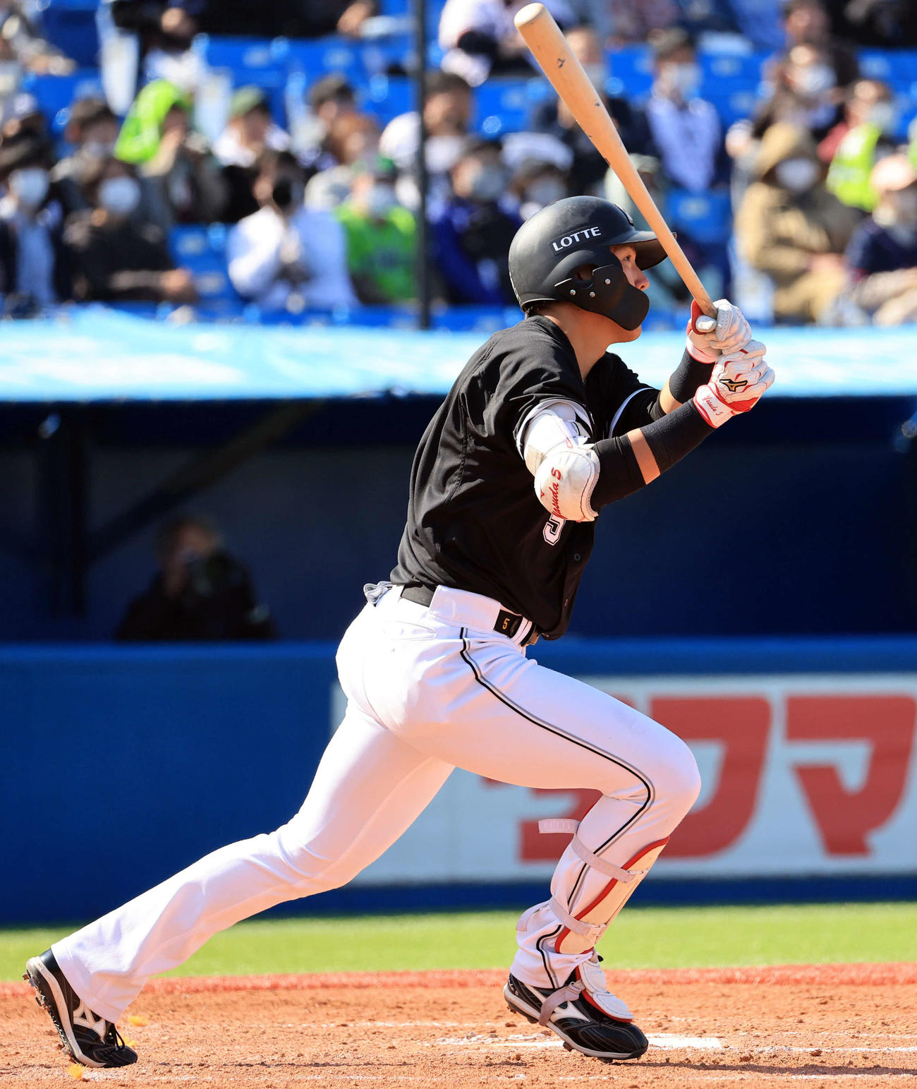 ヤクルト対ロッテ　4回表ロッテ無死一、二塁、安田は右中間3点本塁打を放つ（撮影・浅見桂子）