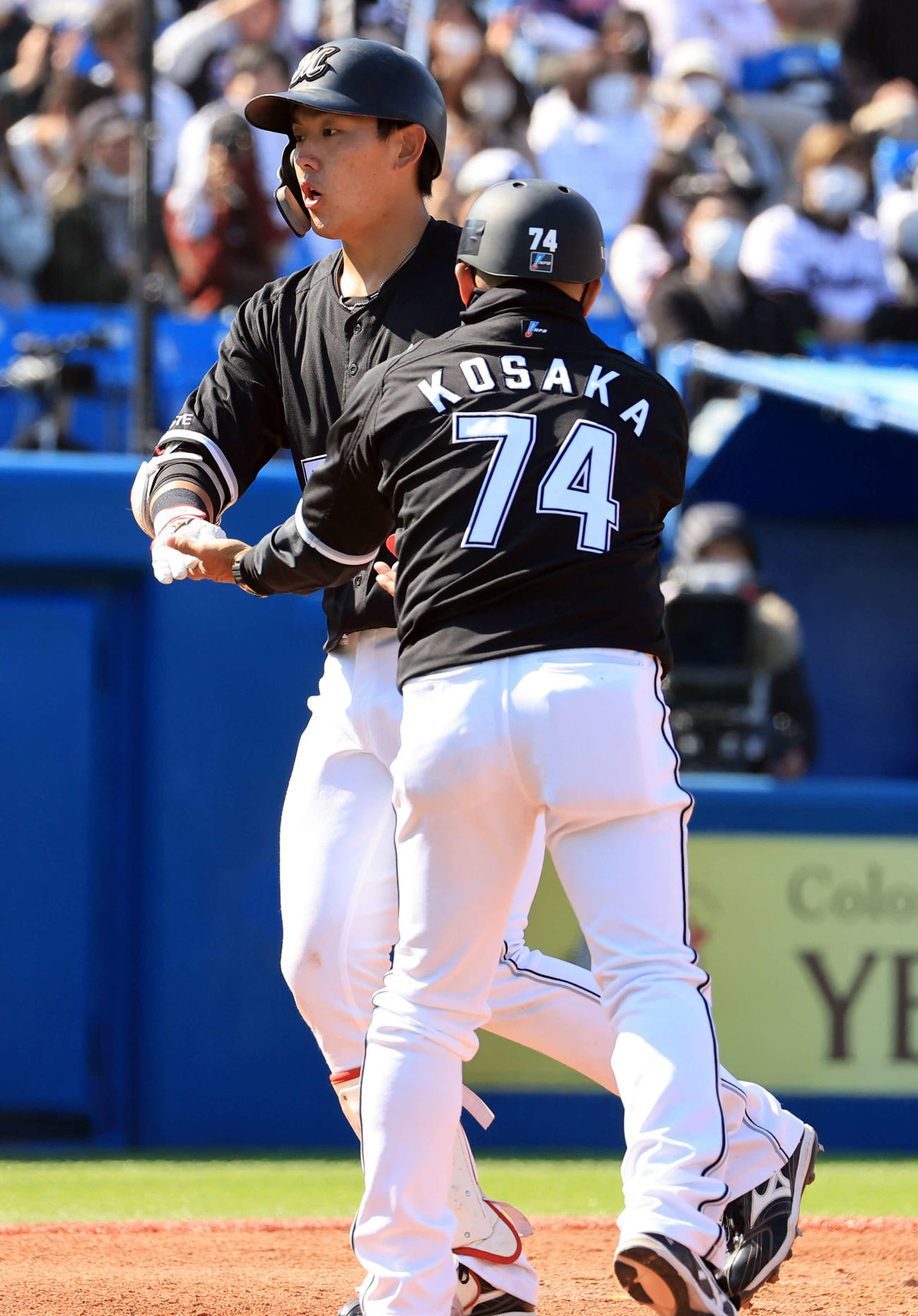 ヤクルト対ロッテ　4回表ロッテ無死一、二塁、安田は右中間3点本塁打を放ち、ハイタッチで生還（撮影・浅見桂子）