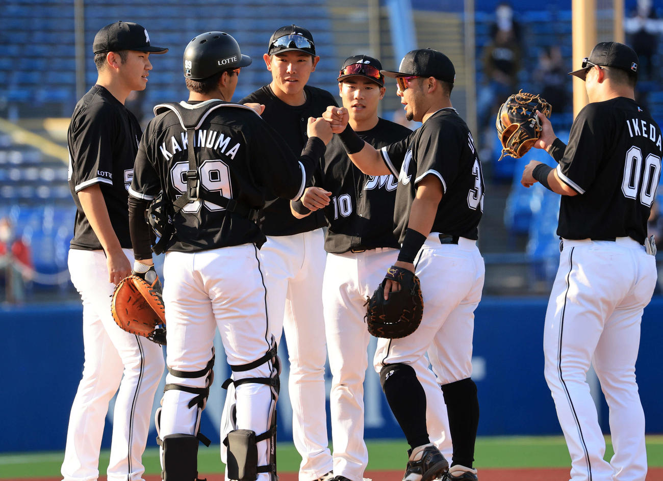 ヤクルト対ロッテ　4－3で勝利し、グータッチで喜び合う安田（中央）らロッテの選手たち（撮影・浅見桂子）