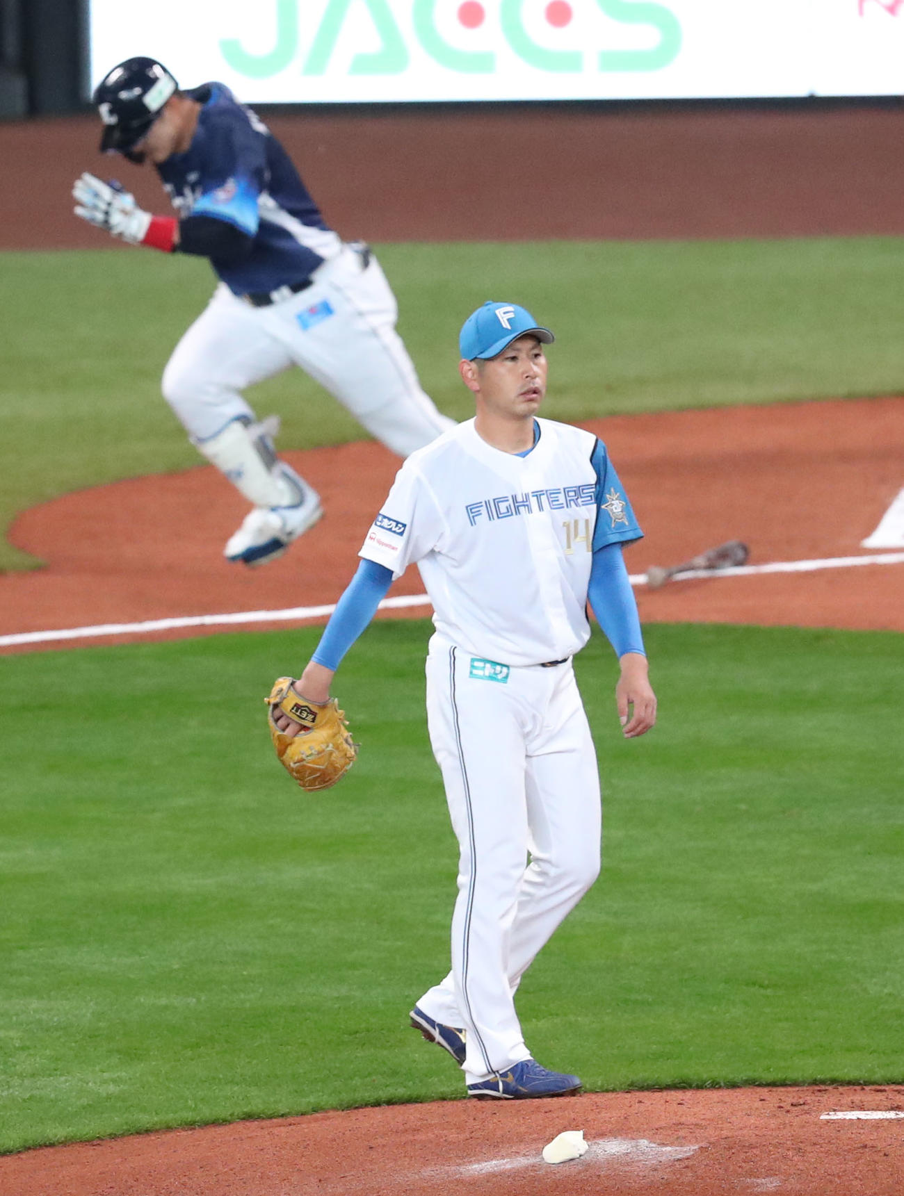 日本ハム対西武　1回表西武2死、栗山を遊ゴロに仕留める加藤貴（撮影・佐藤翔太）