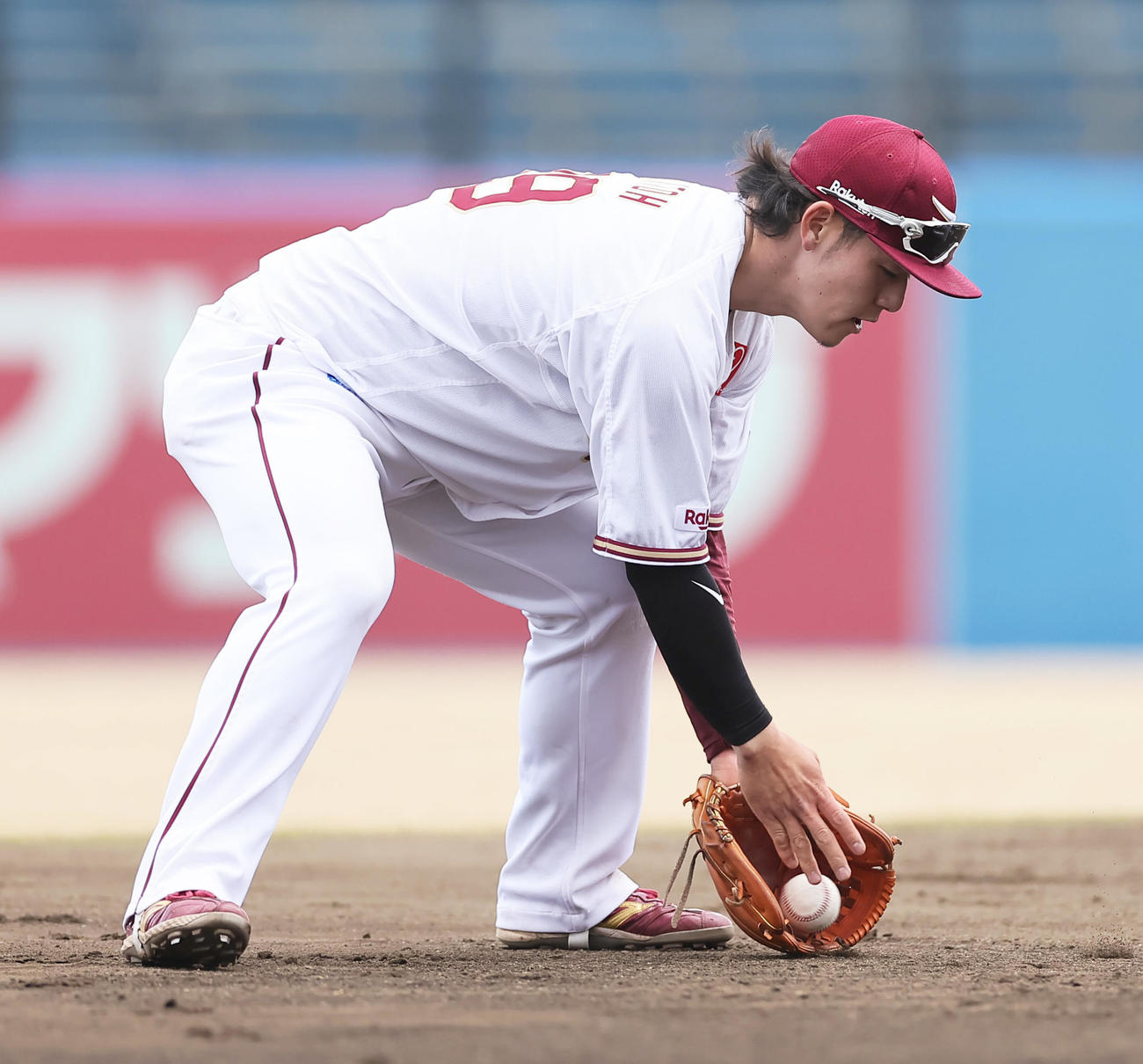楽天対オリックス　7回から遊撃の守備位置についた楽天伊藤裕（撮影・足立雅史）