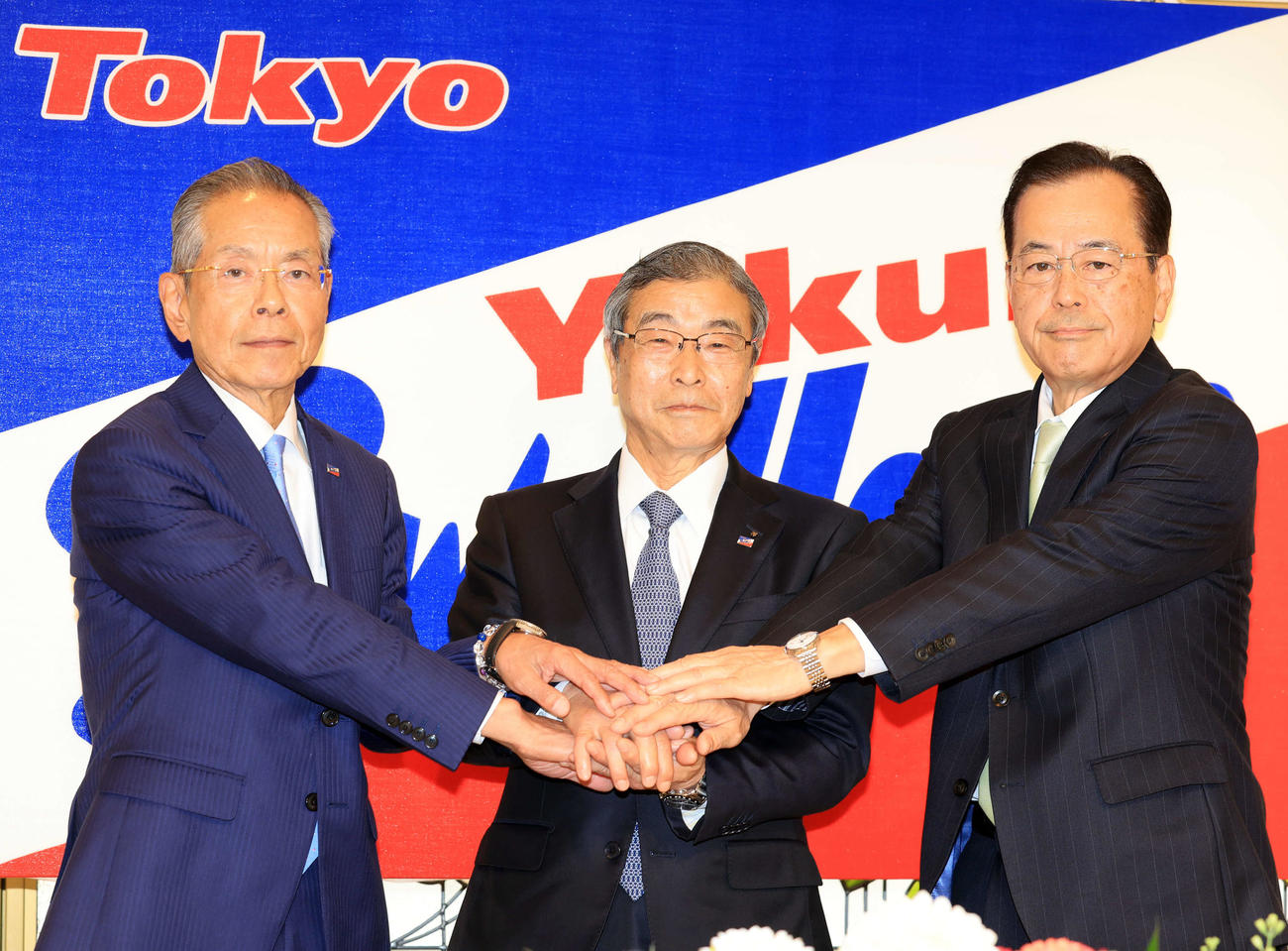 ヤクルト球団のオーナー就任会見にを終えて、笑顔で握手する、左から衣笠代表取締役会長、成田取締役オーナー、林田代表取締役社長（撮影・浅見桂子）