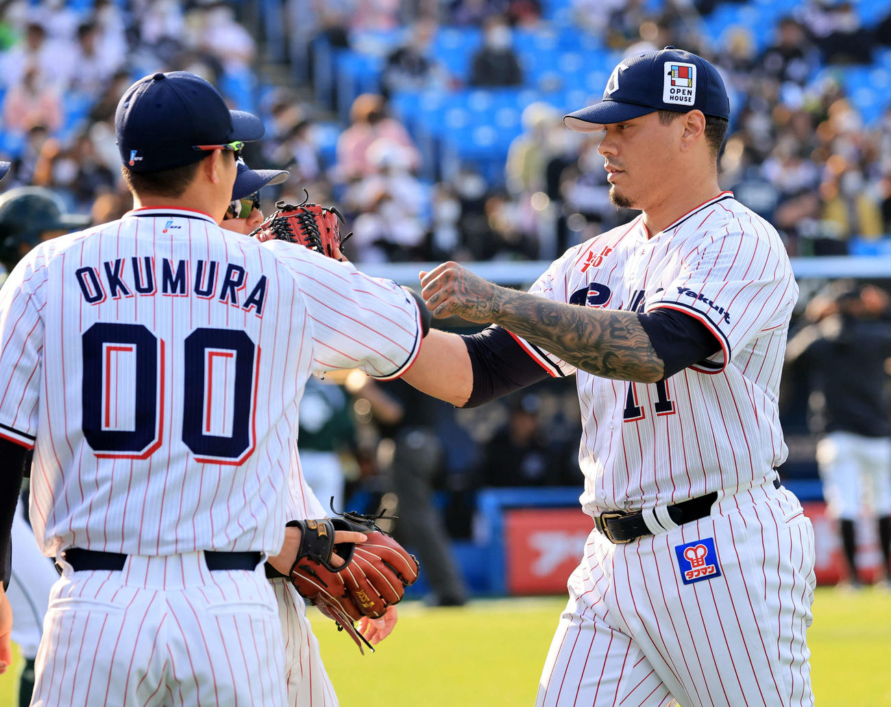 ヤクルト対ロッテ　9回表ロッテの攻撃を抑えたケラ（右）はナインとグータッチ（撮影・浅見桂子）
