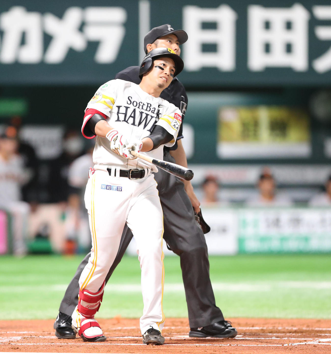 ソフトバンク対巨人　1回裏ソフトバンク2死、栗原は右越えに本塁打を放ち、入ったかな？　の表情（撮影・梅根麻紀）