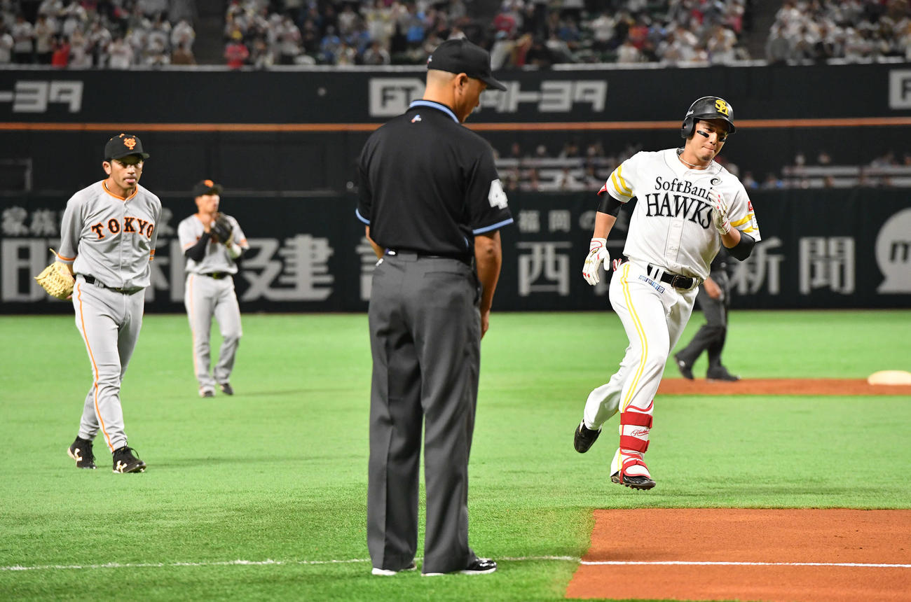 ソフトバンク対巨人　1回裏ソフトバンク2死、先制の右越え本塁打を放ち、松田（左端）が見つめる前でダイヤモンドを一周する栗原（撮影・岩下翔太）