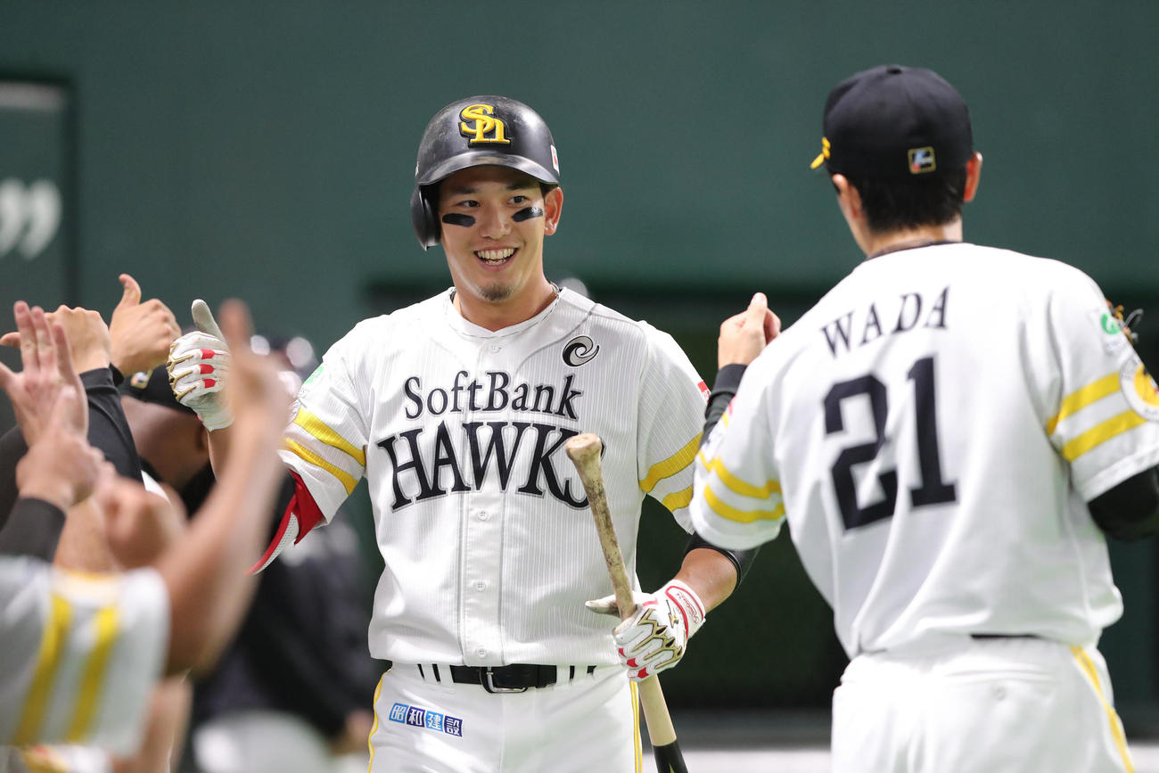 ソフトバンク対巨人　1回裏ソフトバンク2死、栗原は右越えに本塁打を放ち、ベンチのナインとハイタッチ（撮影・梅根麻紀）