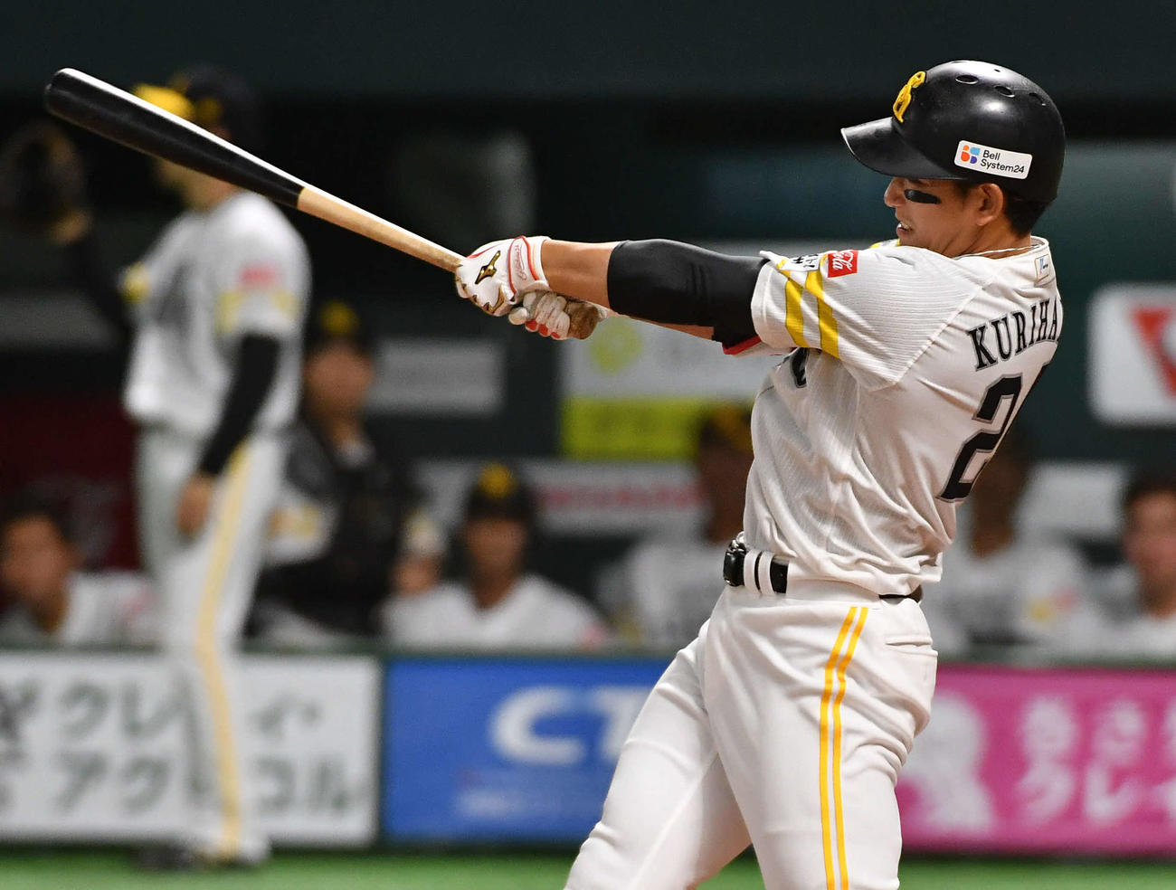 ソフトバンク対巨人　1回裏ソフトバンク2死、栗原は先制の右越え本塁打を放つ（撮影・岩下翔太）