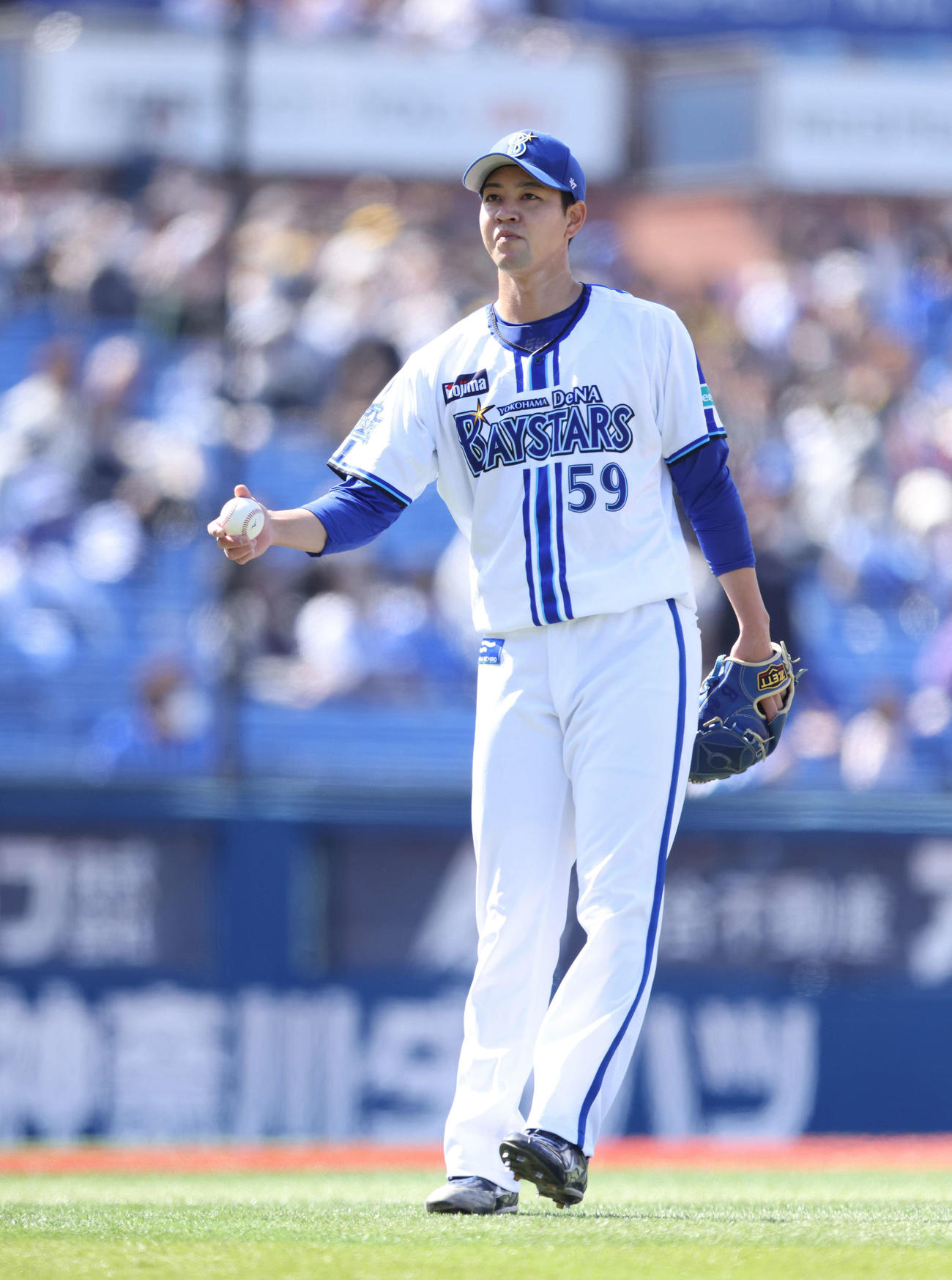 DeNA対阪神　1回表阪神1死一、二塁、大山に四球を与え満塁を許す平良（撮影・河田真司）