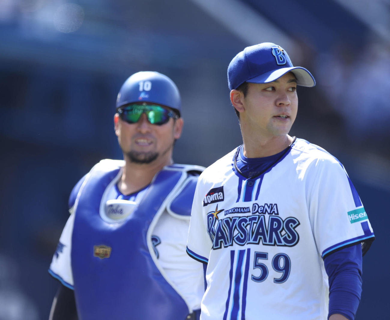 DeNA対阪神　1回表を抑え、戸柱（左）とベンチに戻る平良（撮影・河田真司）