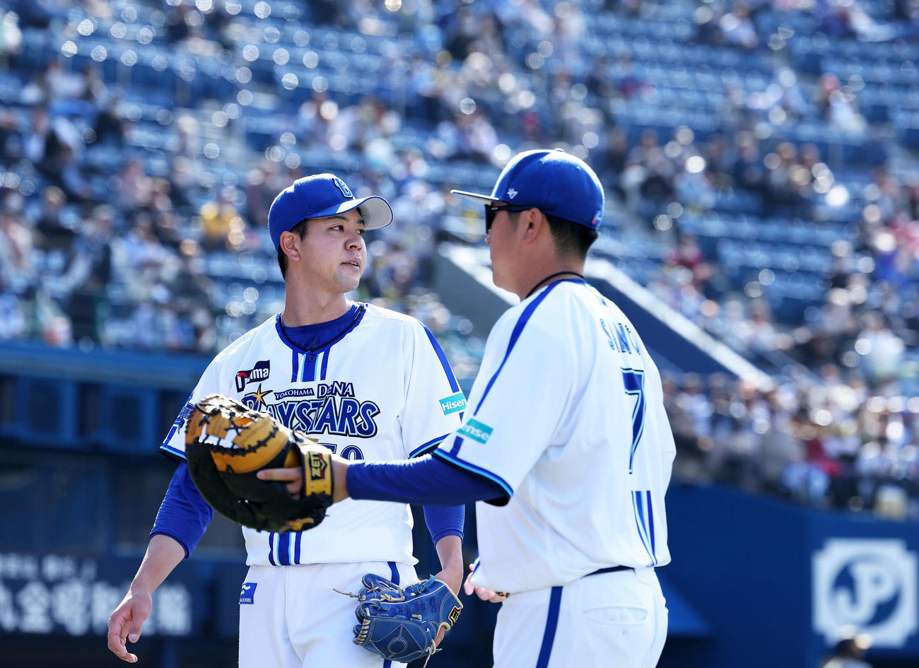 DeNA対阪神　4回表を抑え、ベンチに戻るナインを迎える平良（撮影・河田真司）