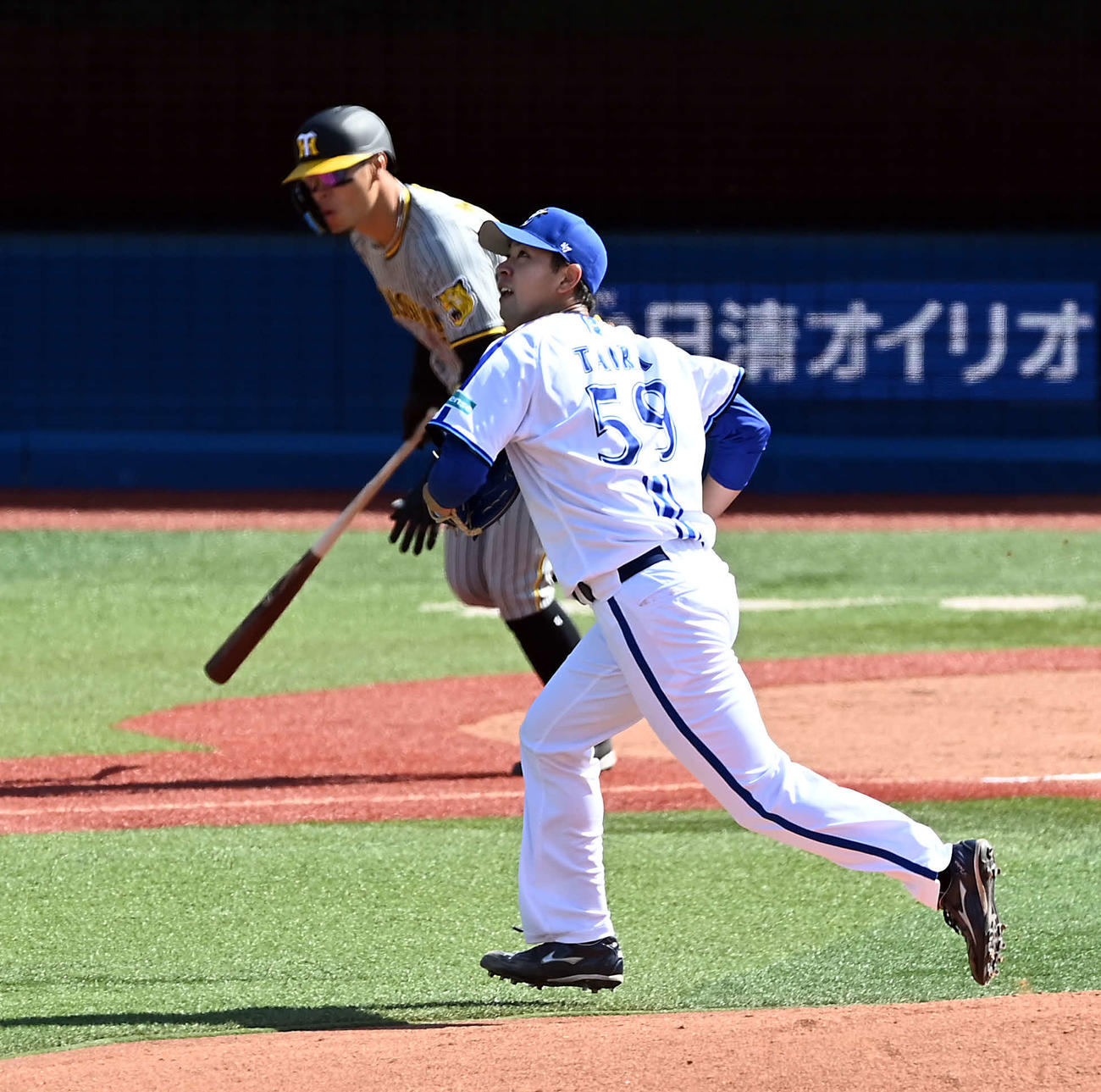 3回表阪神2死一、二塁、佐藤輝を二飛に打ち取るDeNAの先発平良（撮影・たえ見朱実）