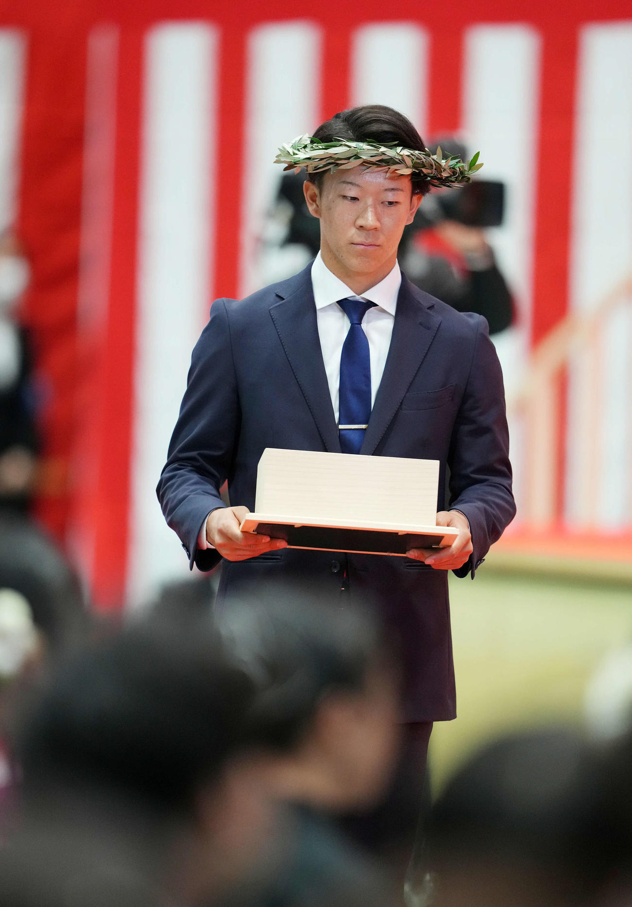 日体大卒業式で表彰される矢沢（撮影・横山健太）