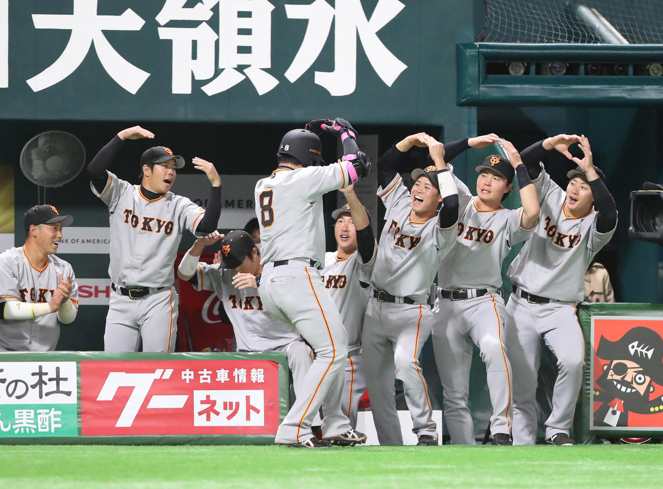 ソフトバンク対巨人　4回表巨人無死、丸佳浩は左越えに同点本塁打を放ちベンチのナインとハイタッチ（撮影・梅根麻紀）
