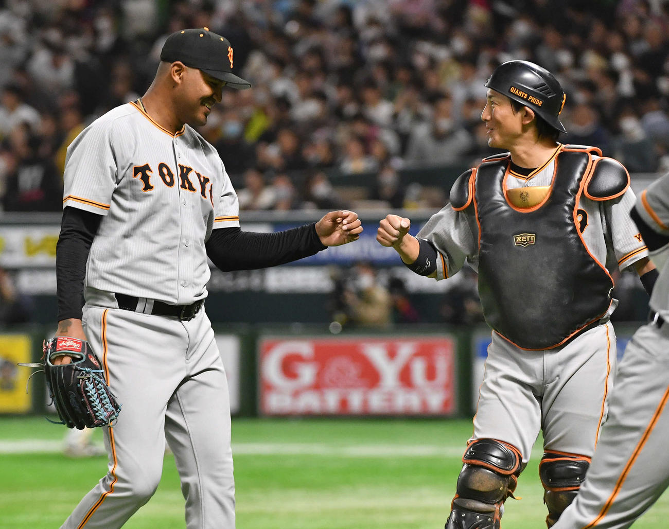 ソフトバンク対巨人　4回裏ソフトバンク2死満塁、谷川原を三飛に抑え、小林（右）と笑顔でグータッチを交わすメンデス（撮影・岩下翔太）