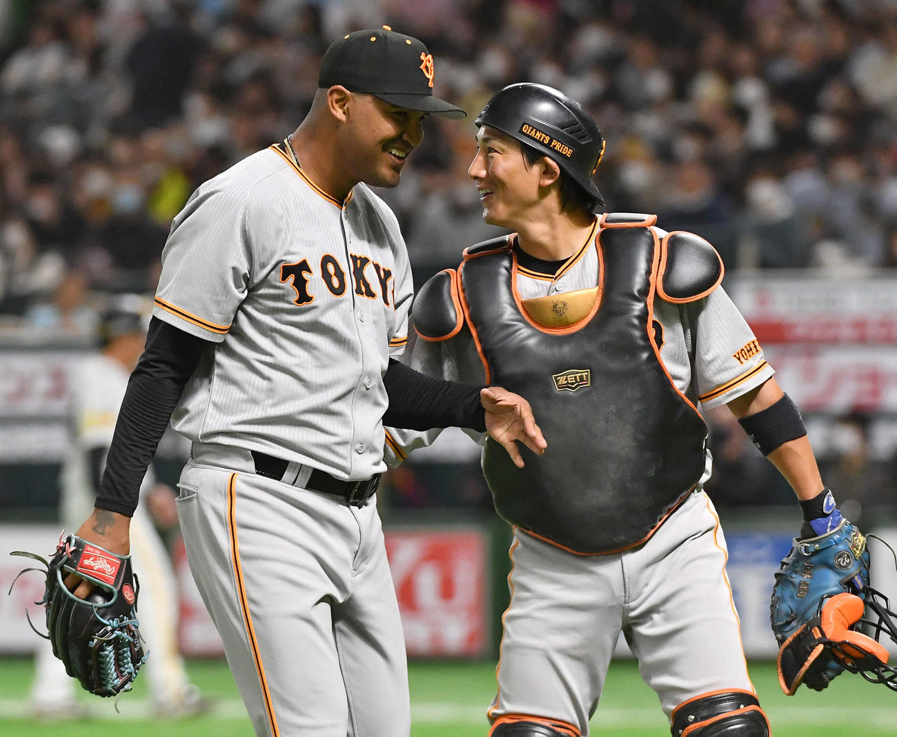 ソフトバンク対巨人　4回裏ソフトバンク2死満塁、谷川原を三飛に抑え、小林（右）と笑顔でベンチへ戻るメンデス（撮影・岩下翔太）