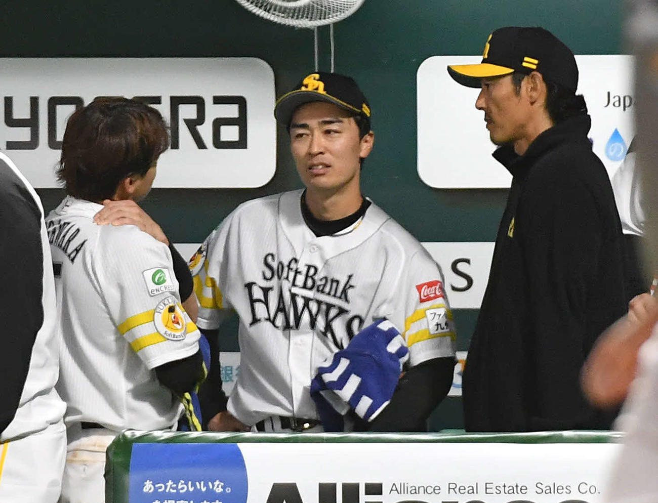 ソフトバンク対巨人　4回表終了後、ベンチで谷川原（左）、斉藤和巳コーチ（右）と話す和田（撮影・岩下翔太）