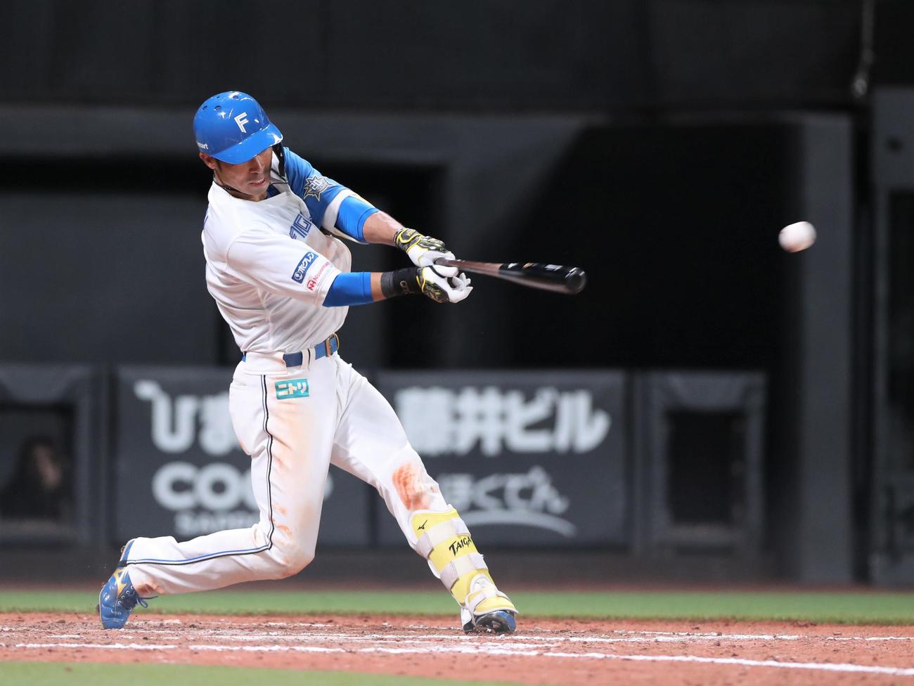 日本ハム対西武　9回裏日本ハム1死満塁、左前にサヨナラ打を放つ江越（撮影・黒川智章）