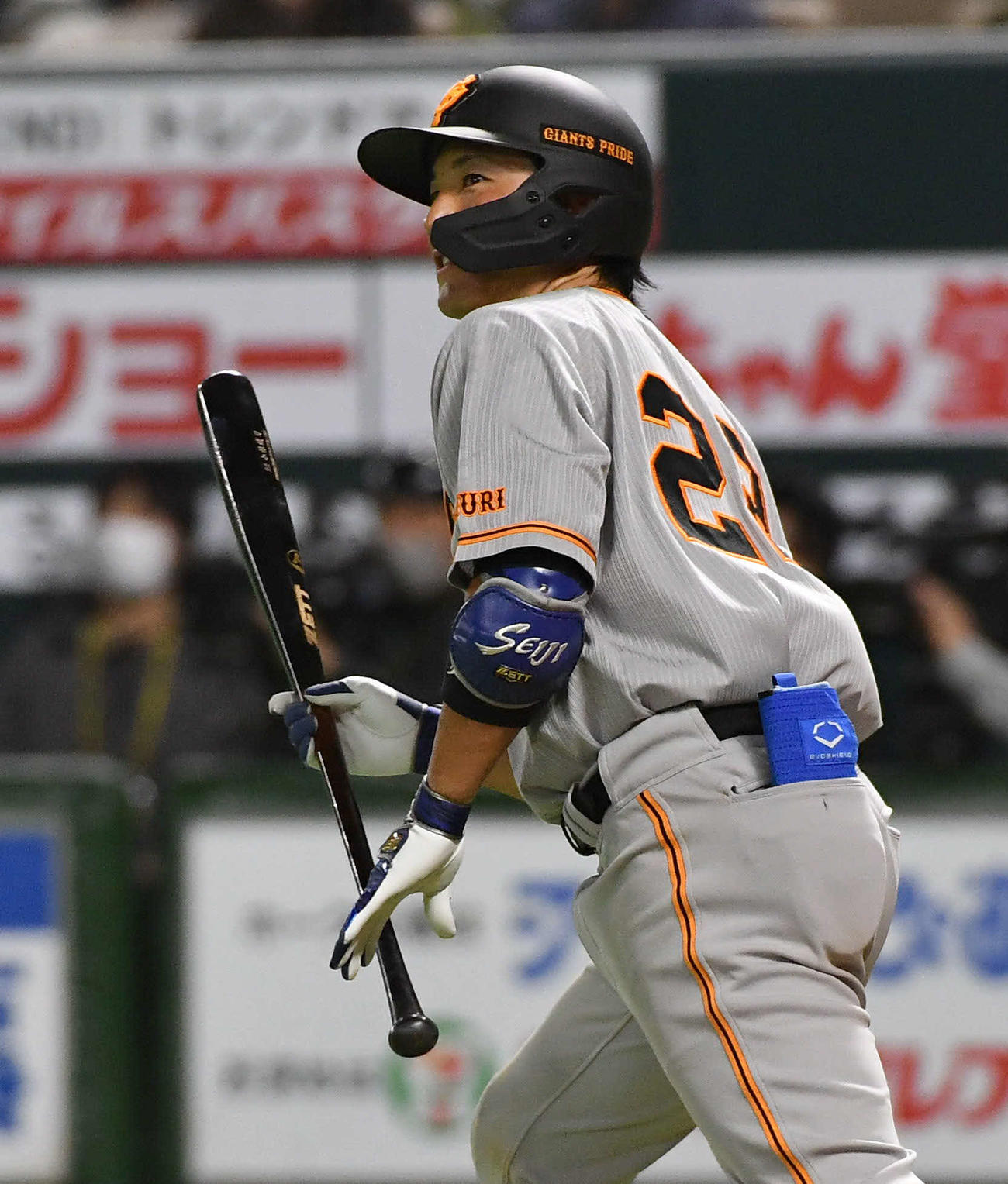ソフトバンク対巨人　8回表巨人1死、小林は勝ち越しの左越え本塁打を放つ（撮影・岩下翔太）