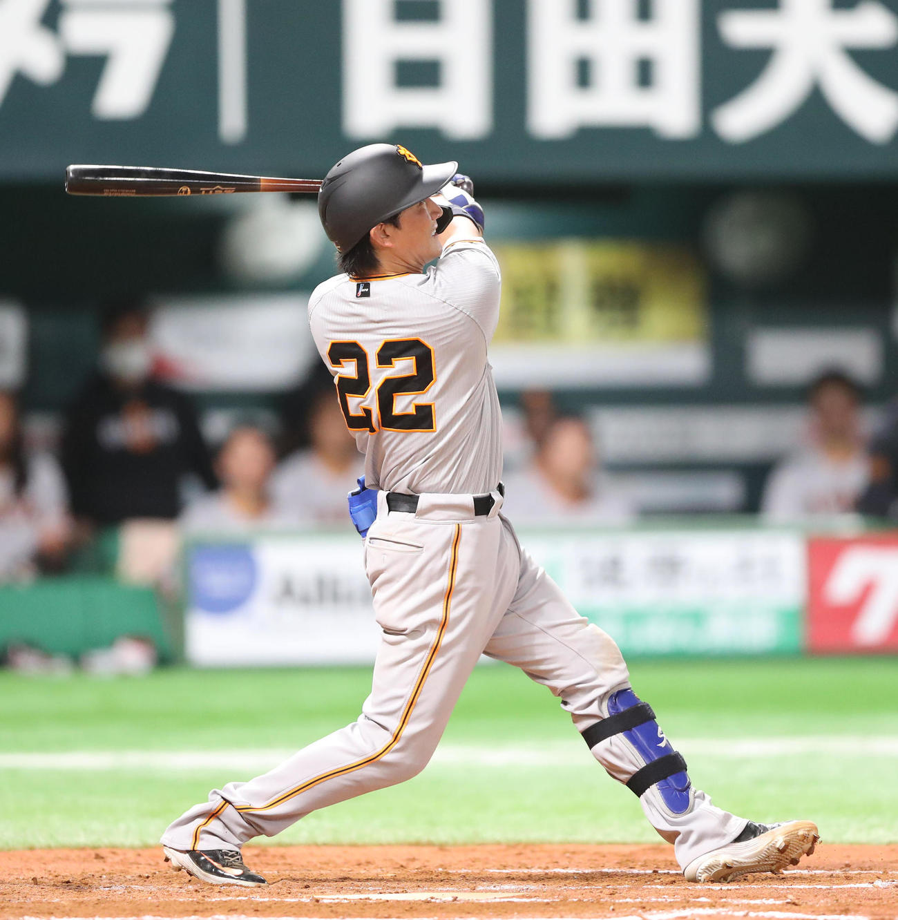 ソフトバンク対巨人　8回表巨人1死、小林誠司は左越えに勝ち越しとなる本塁打を放つ（撮影・梅根麻紀）